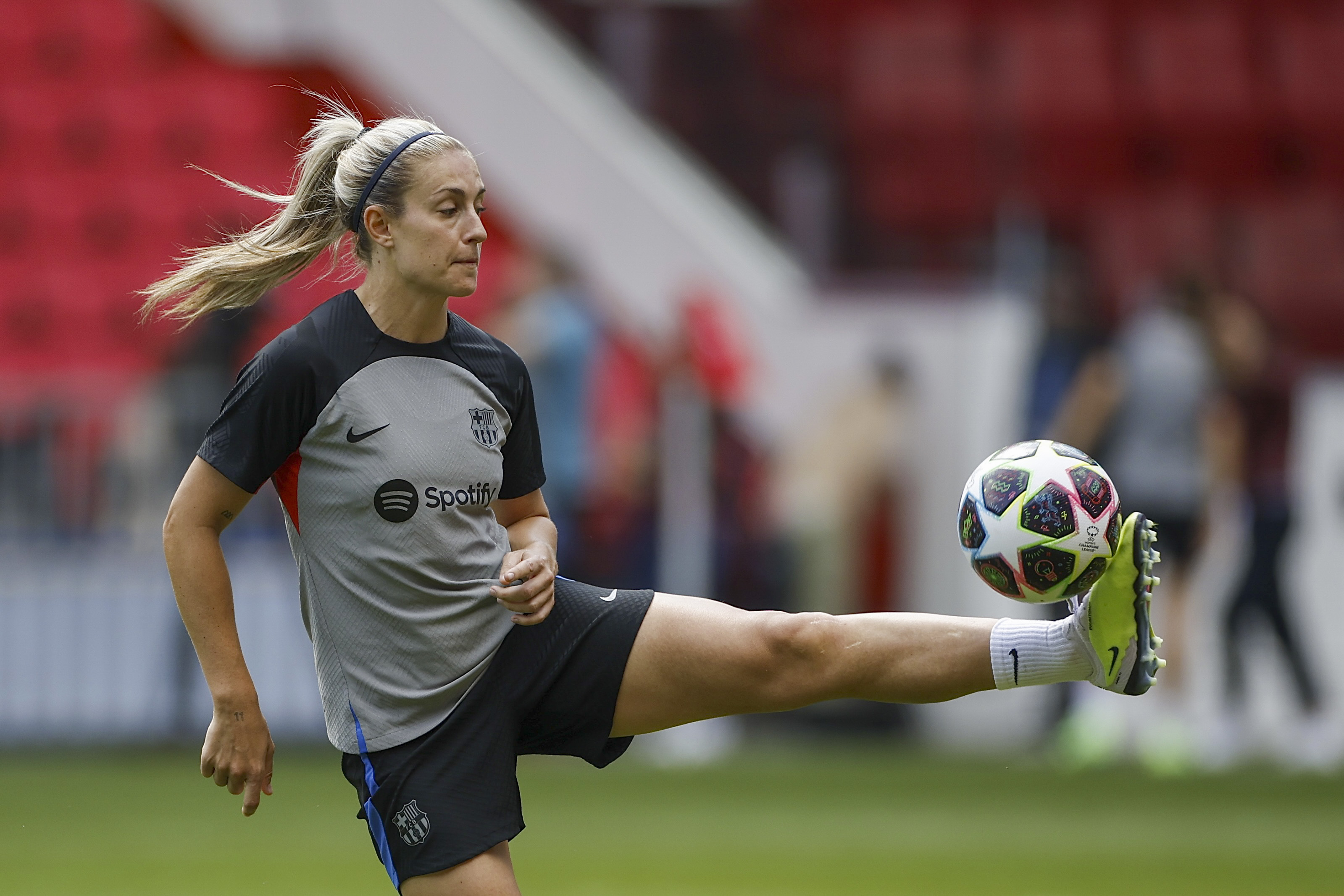 EINDHOVEN (PAÍSES BAJOS), 02/06/2023.- La capitana del FC Barcelona Alexia Putellas durante el entrenamiento que el equipo ha realizo este viernes para preparar la final de la Liga de Campeones que mañana disputarán ante el Wolfsburgo en el Philips Stadion de Eindhoven. EFE/ Alberto Estevez