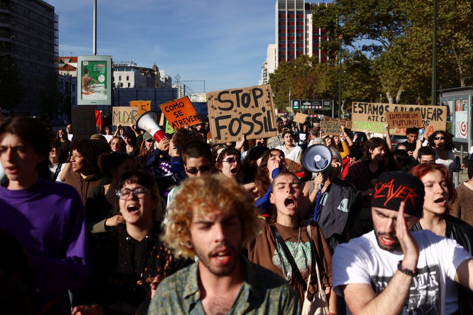 Manifestantes por el cambio climático protestan contra el uso de combustibles fósiles en Lisboa.