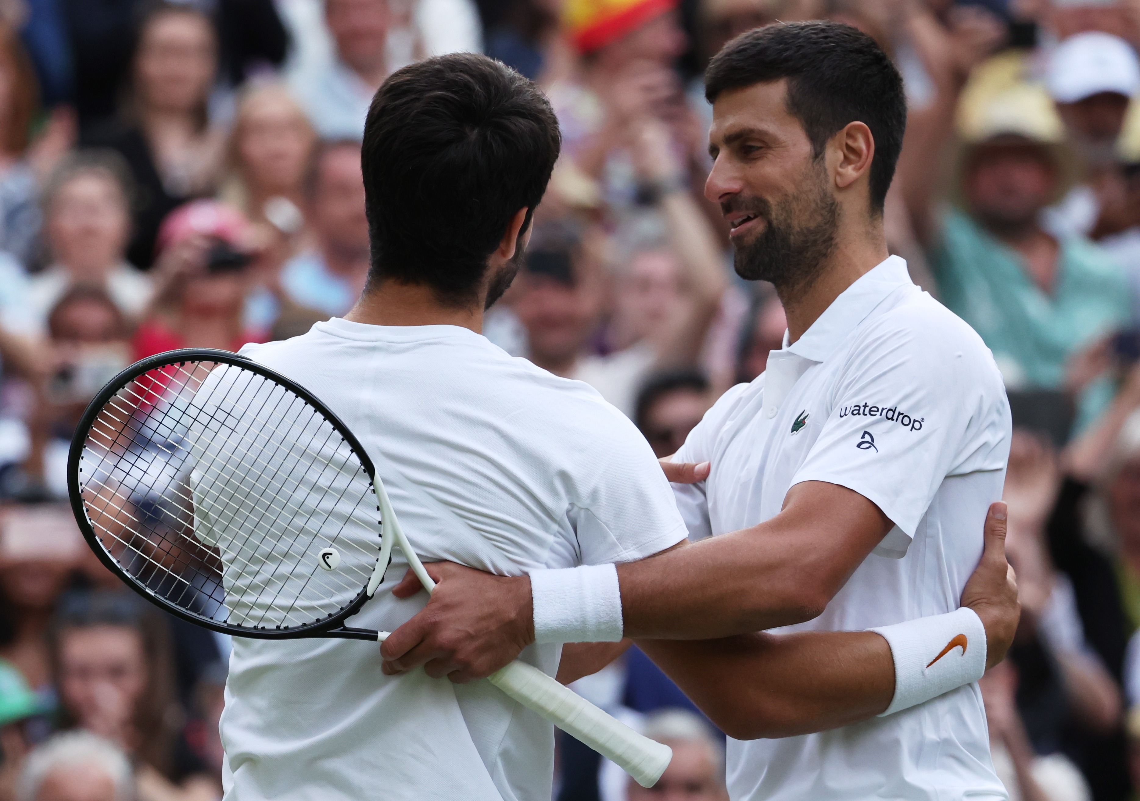 Wimbledon (United Kingdom), 16/07/2023.- Carlos Alcaraz (L) of Spain hugs with Novak Djokovic of Serbia after winning the Men's Singles final match at the Wimbledon Championships, Wimbledon, Britain, 16 July 2023. (Tenis, España, Reino Unido) EFE/EPA/NEIL HALL EDITORIAL USE ONLY