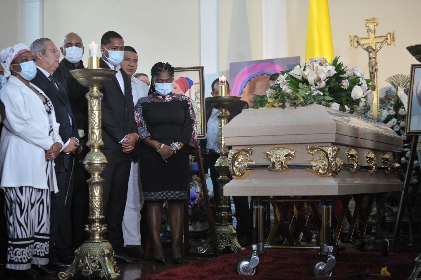 La vicepresidenta y ministra de la Igualdad, Francia Márquez, fue una de las primeras en llegar este martes al homenaje póstumo en cámara ardiente que le hizo el Congreso a la fallecida senadora.