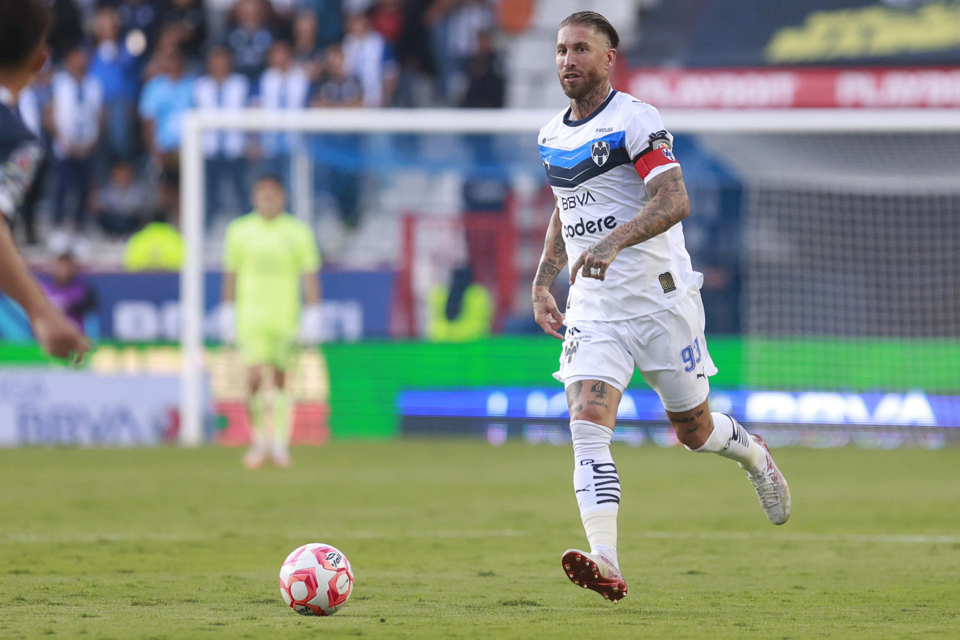 AME2698. PACHUCA (MÉXICO), 13/07/2025.- Sergio Ramos de Monterrey controla el balón este domingo, durante un partido de la Liga MX entre Pachuca y Monterrey en el estadio Hidalgo en Pachuca (México). EFE /David Martínez Pelcastre