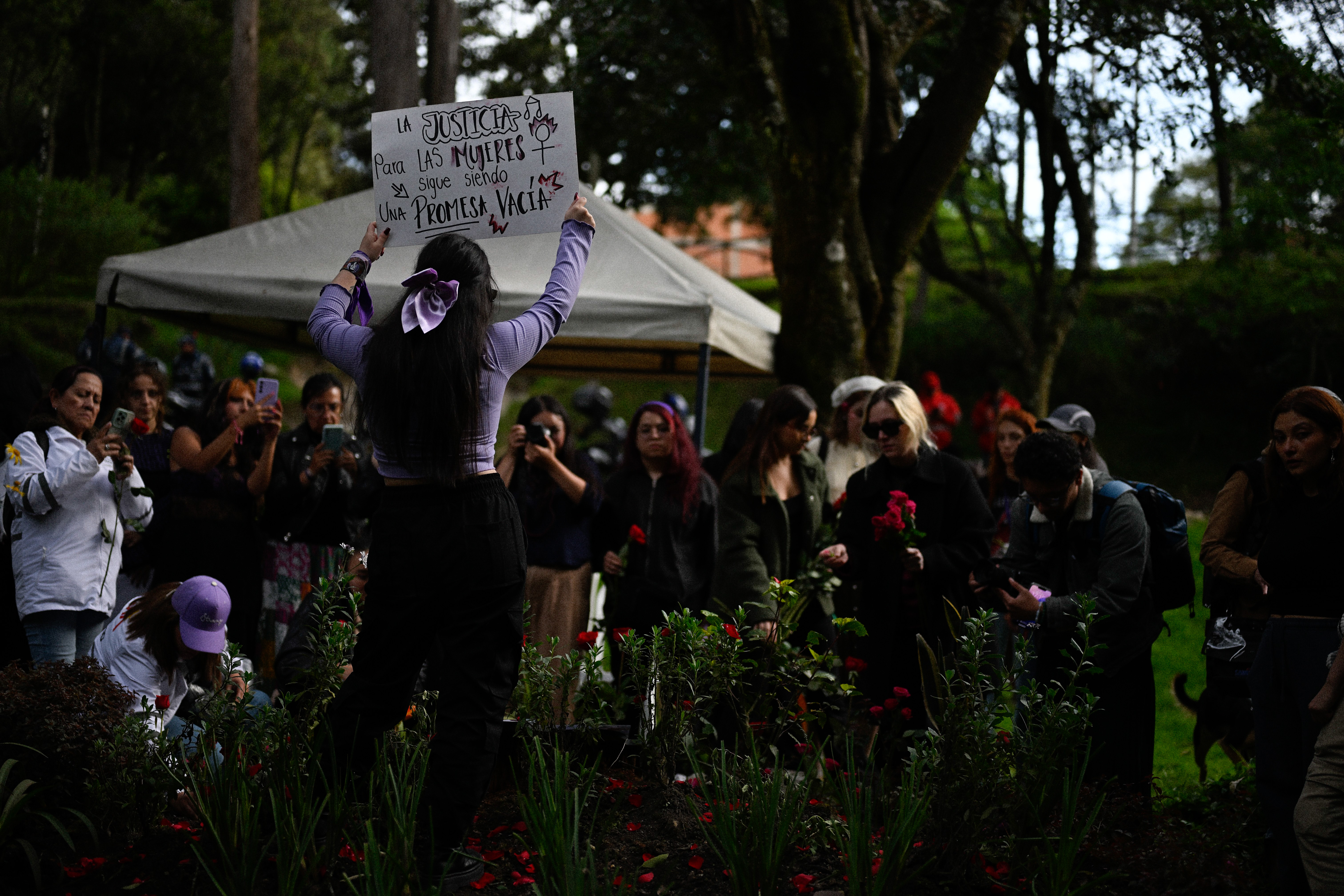 Juliana Cely, hija única de Rosa Elvira, sostiene un cartel ante los asistentes: "La justicia para las mujeres sigue siendo una promesa vacía".