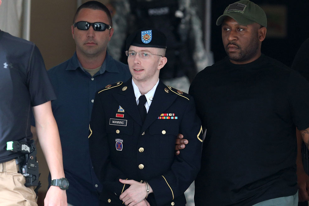 Bradley Manning llegó escoltado al juzgado militar de Fort Meade, donde se conocería el veredicto de su juicio. / AFP