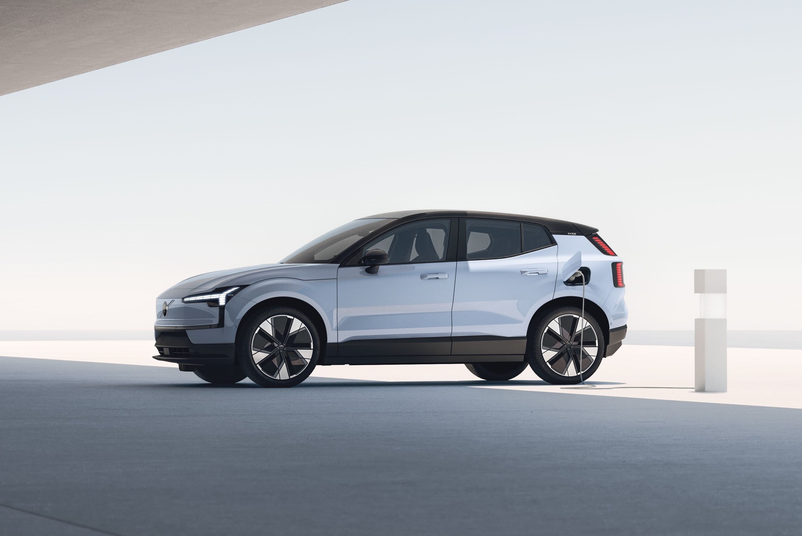El nuevo EX30 está disponible en dos versiones, la primera de esta ofrece hasta 268 caballos de potencia, 343 Nm de torque y tiene una 0 a 100 km/h de 5,7 segundos. Su autonomía sería de unos 340 kilómetros. Su tiempo de carga sería de 28 minutos.