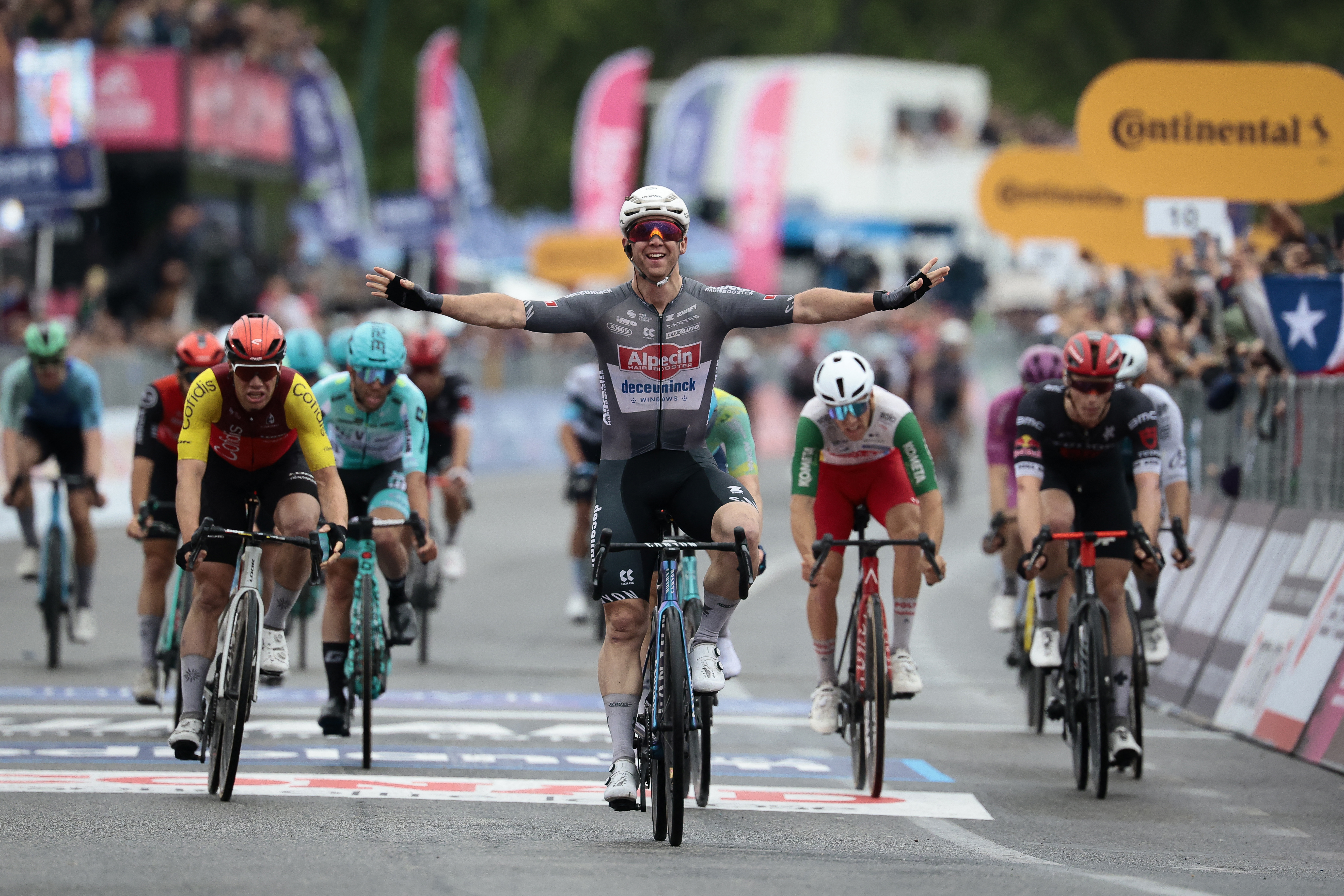 Kaden Groves, ganador de la sexta etapa del Giro de Italia: vea el esprint final