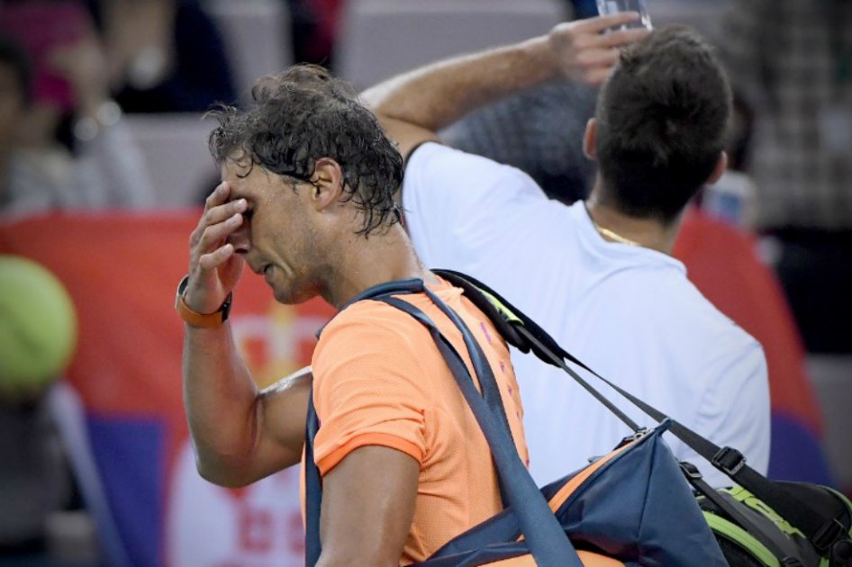 Rafael Nadal, tenista español, se lamenta tras su reciente eliminación del Masters 1000 de Shanghai. / AFP