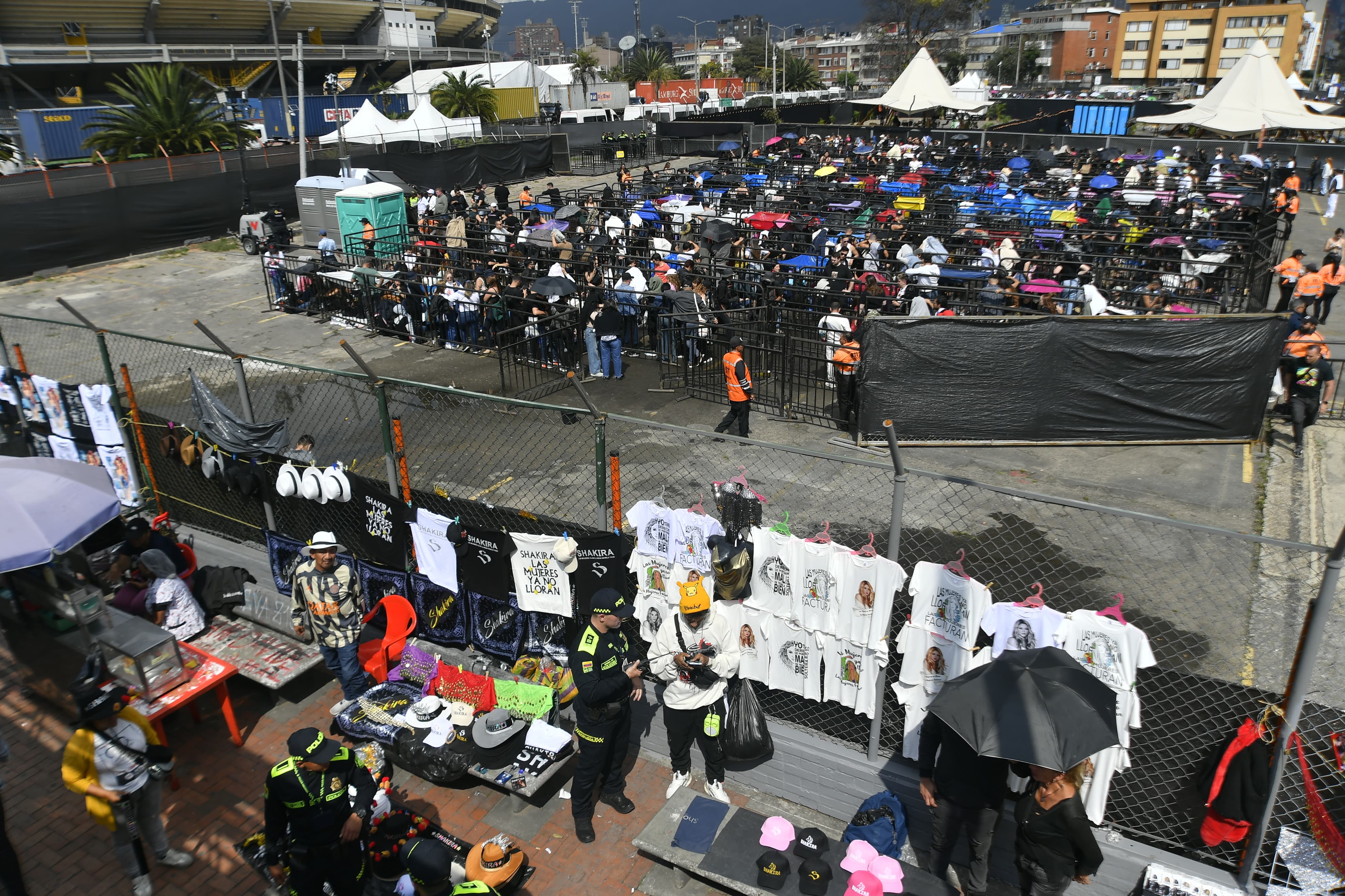 Las calles aledañas al recinto deportivo están llenas de imágenes de la artista colombiana en camisetas, banderas, carteles y todo tipo de elementos, mientras que las canciones más conocidas de 'La Loba' como 'Waka Waka', 'Ojos así' o 'Soltera', su más reciente éxito, sonaban de fondo.