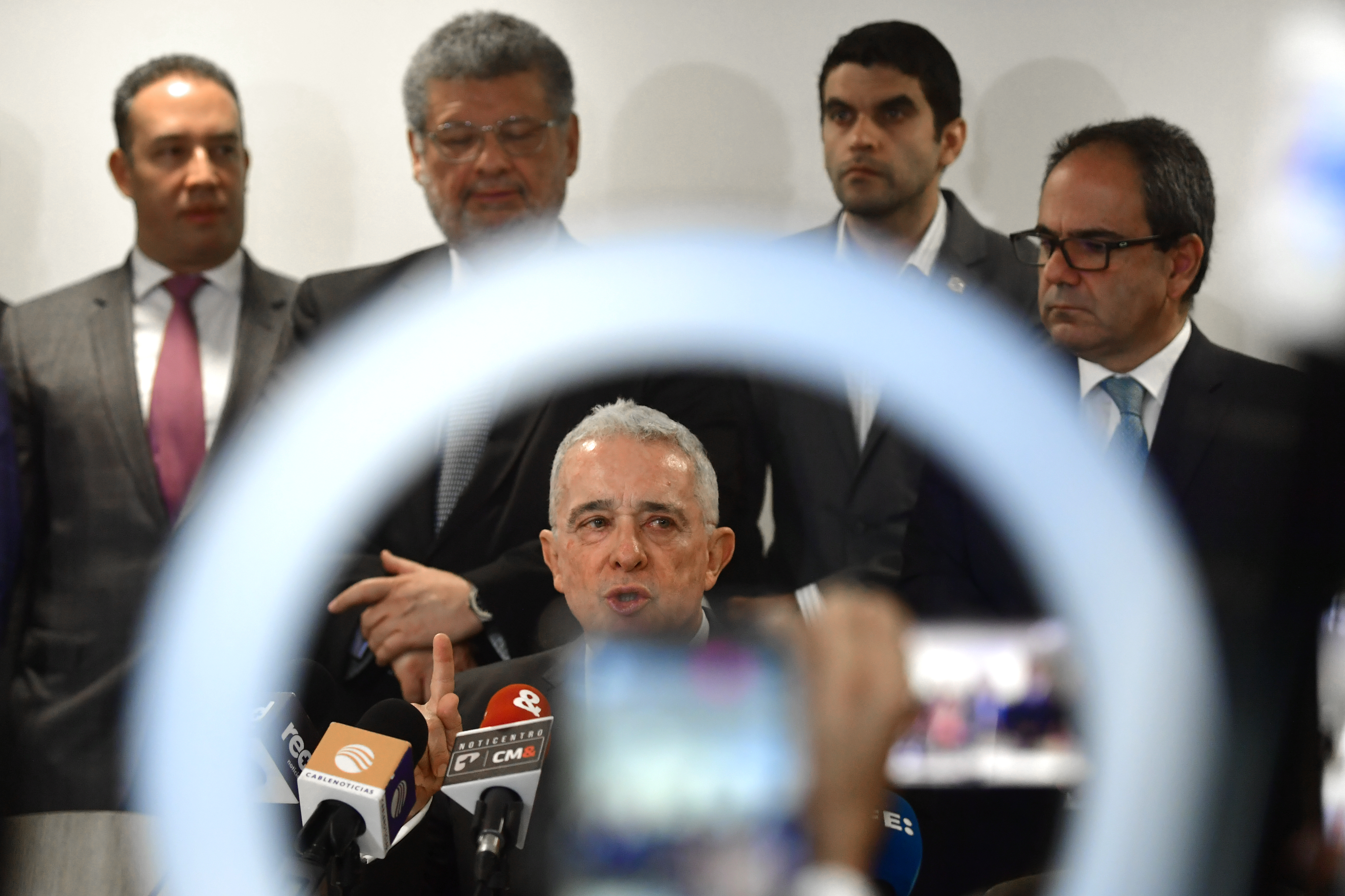Expresidente y jefe del Centro Democrático se reunió en Bogotá con delegados de la Comisión Interamericana de Derechos Humanos (CIDH).