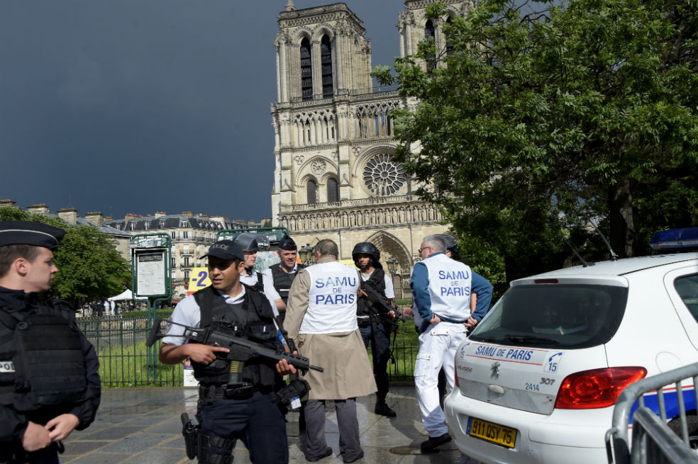 Hombre hiere con un martillo a policía frente a Notre Dame de París