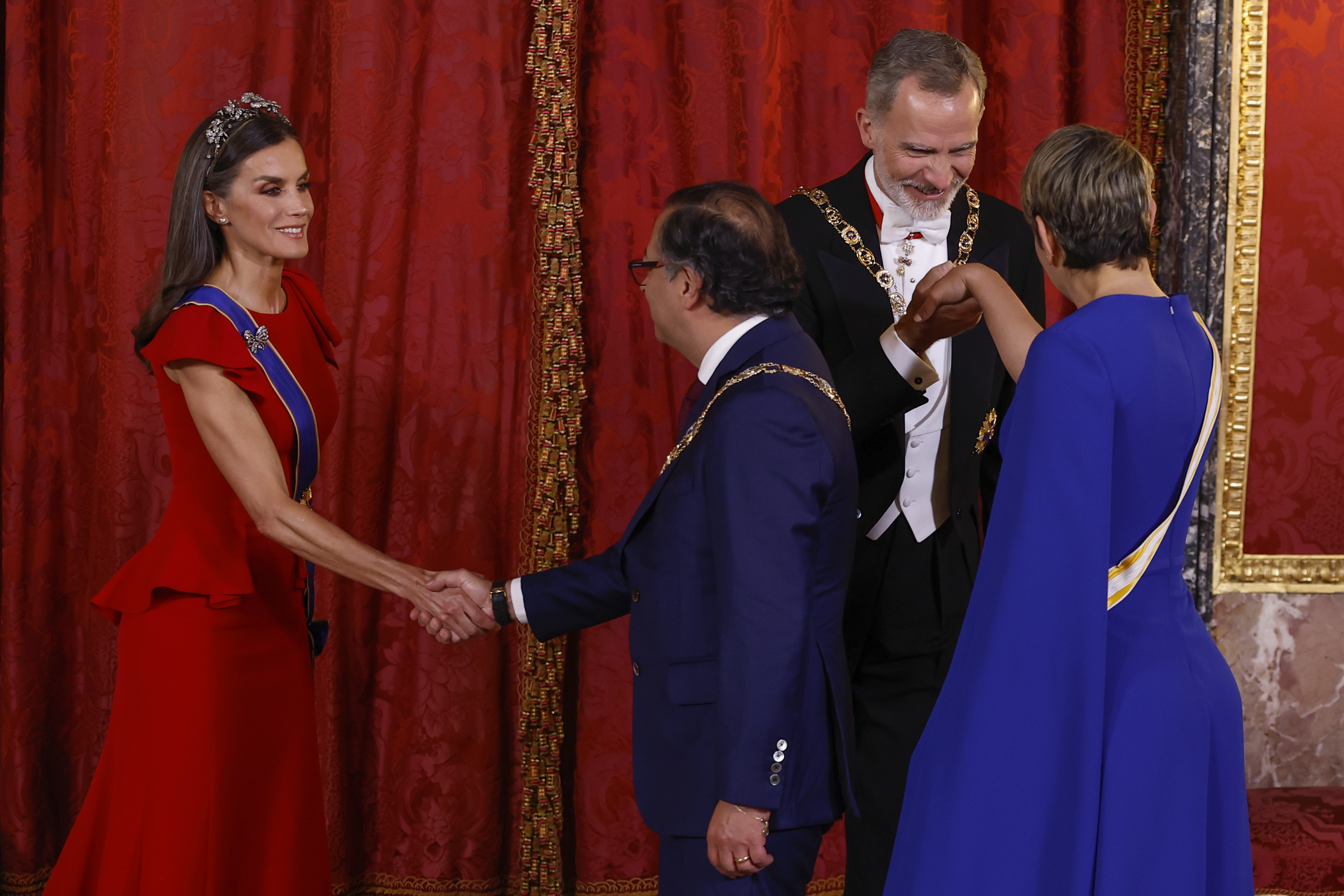 MADRID, 03/05/2023.- Los reyes de España, Felipe VI y Letizia (i), saludan al presidente de Colombia, Gustavo Petro (2-i), y su esposa, Verónica Alcocer (d), a su llegada a la cena de gala que se celebra este miércoles en el Palacio Real, en Madrid. EFE/Chema Moya