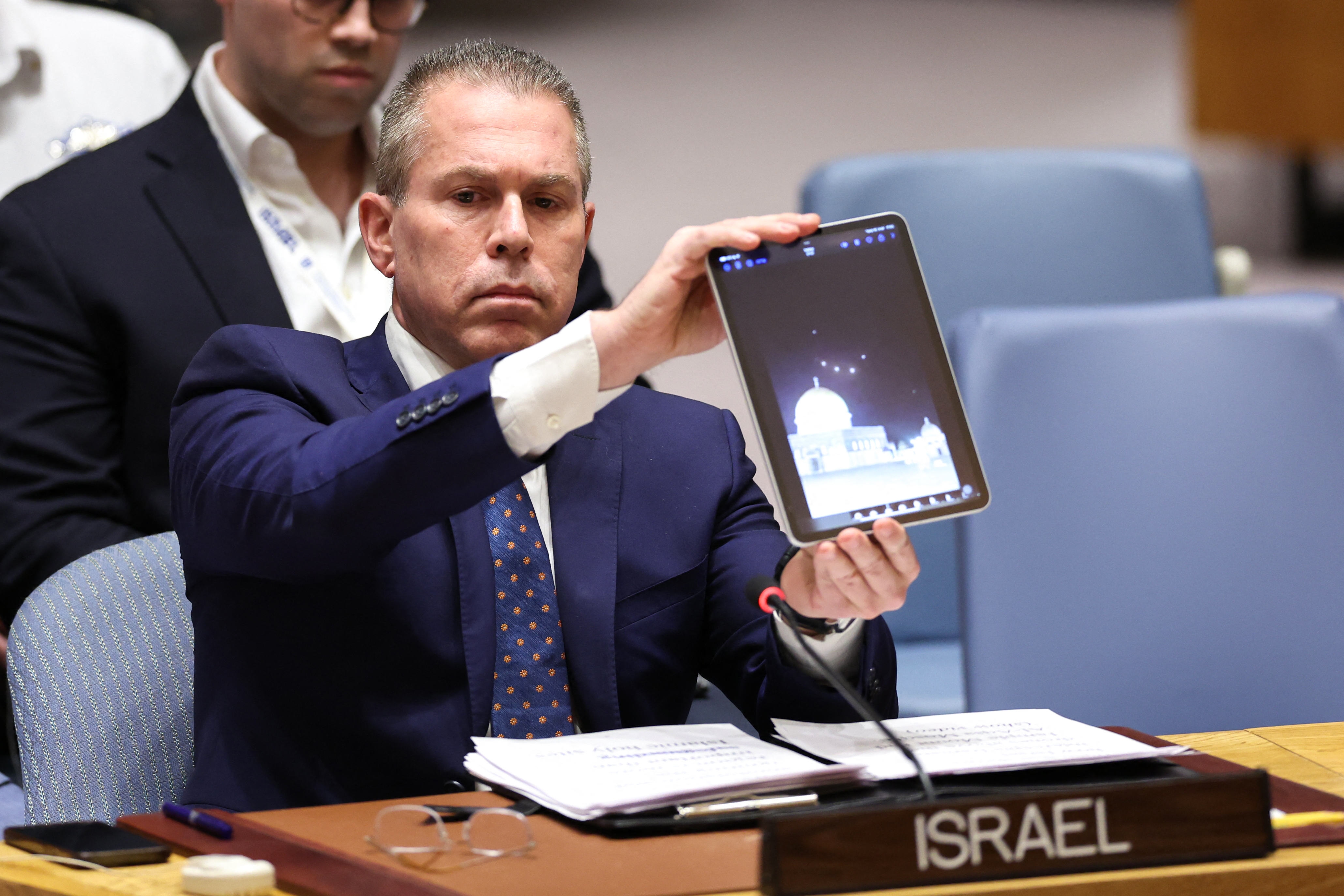 El embajador israelí ante la ONU, Gilad Erdan, muestra un vídeo de drones y misiles dirigiéndose hacia Israel durante una reunión del Consejo de Seguridad de las Naciones Unidas sobre la situación en Oriente Medio, incluido el reciente ataque de Irán contra Israel, en la sede de la ONU en la ciudad de Nueva York el 14 de abril.