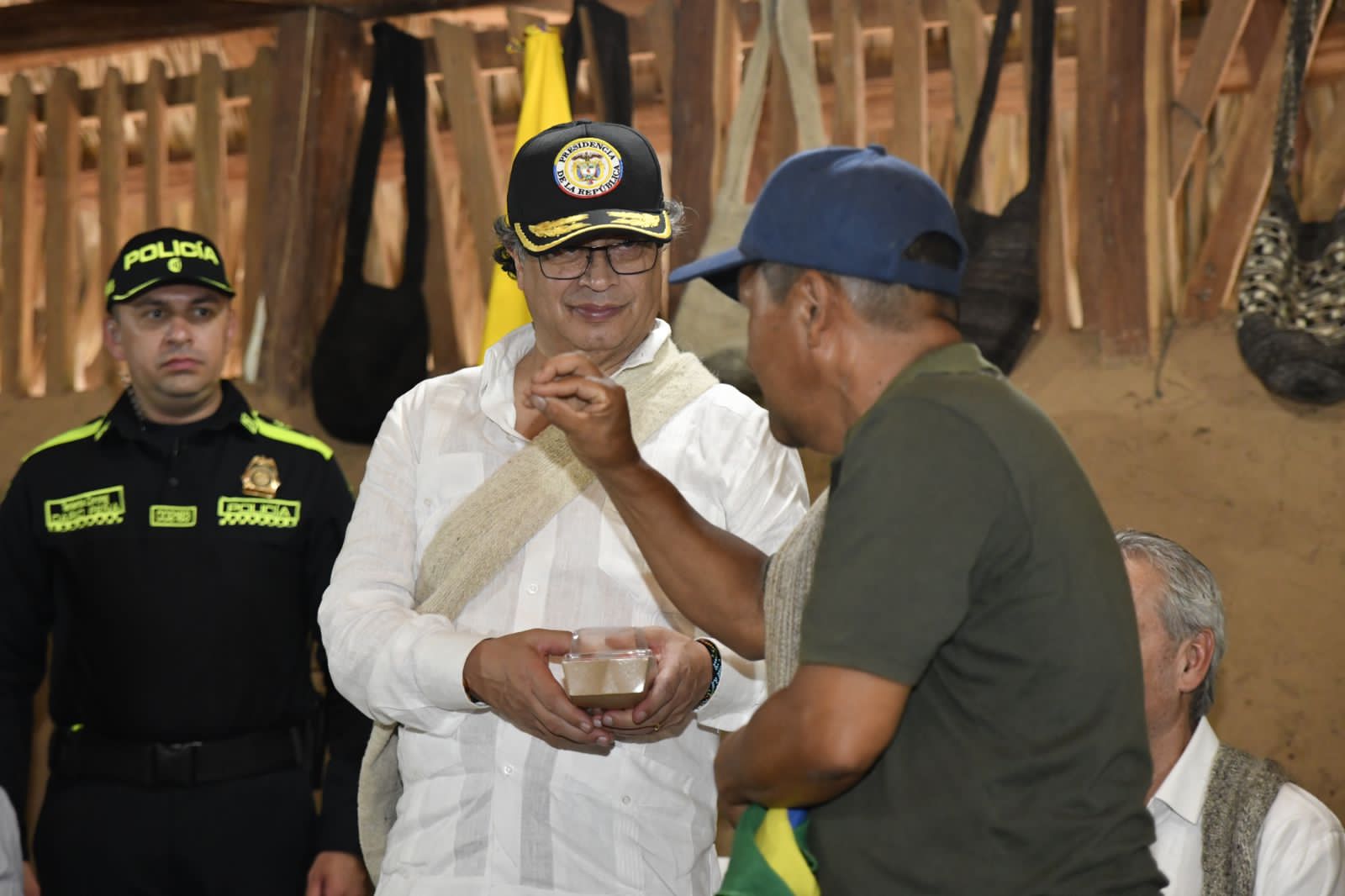“El Gobierno se propone poner fábricas para comprar hoja de coca”: Petro