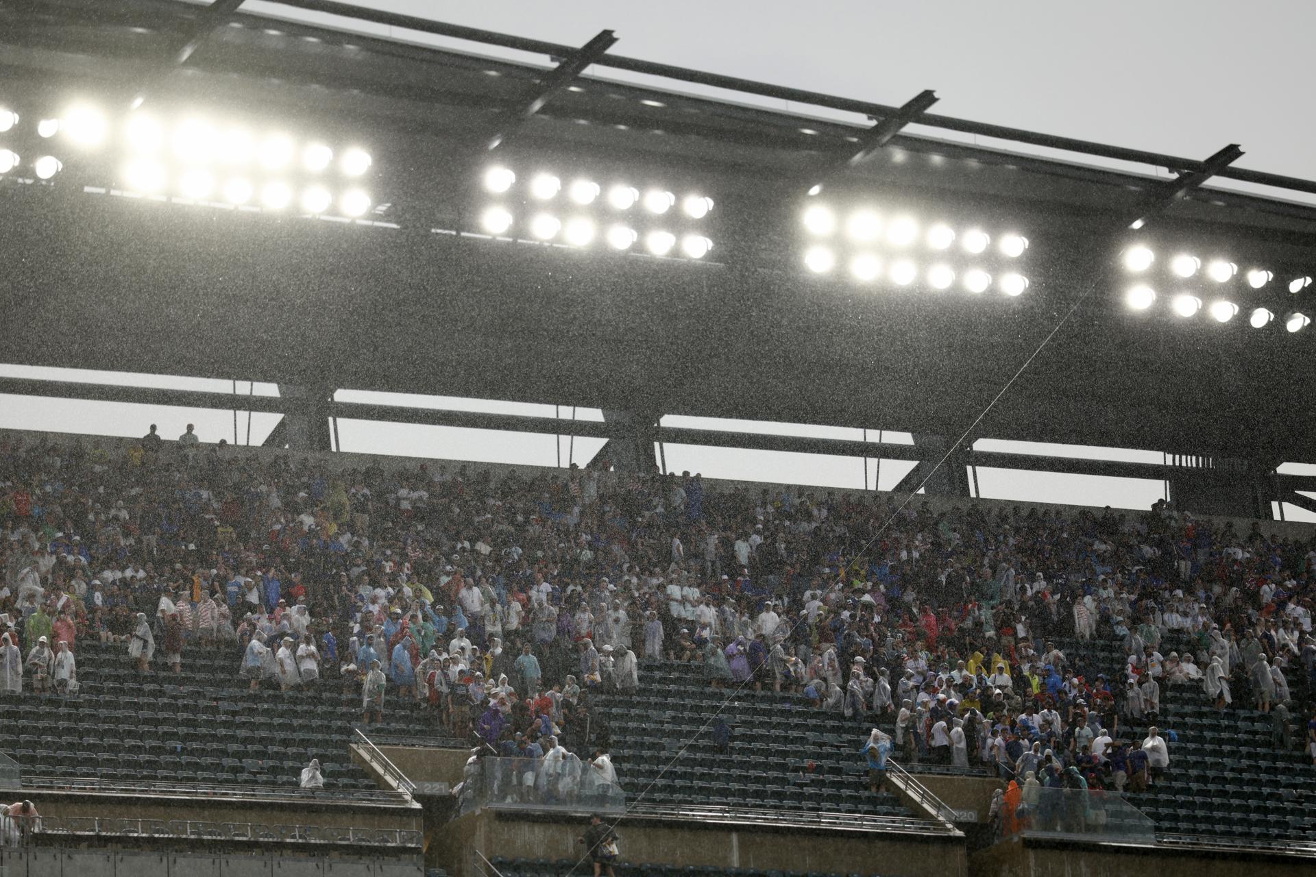 PHILADELPHIA (United States), 23/06/2026.- Attendees move to take cover due to the weather conditions at half time during the FIFA World Cup 2026 group stage match France against Iraq, in Philadelphia, Pennsylvania, USA, 22 June 2026. (Francia, Filadelfia) EFE/EPA/WILL OLIVER
