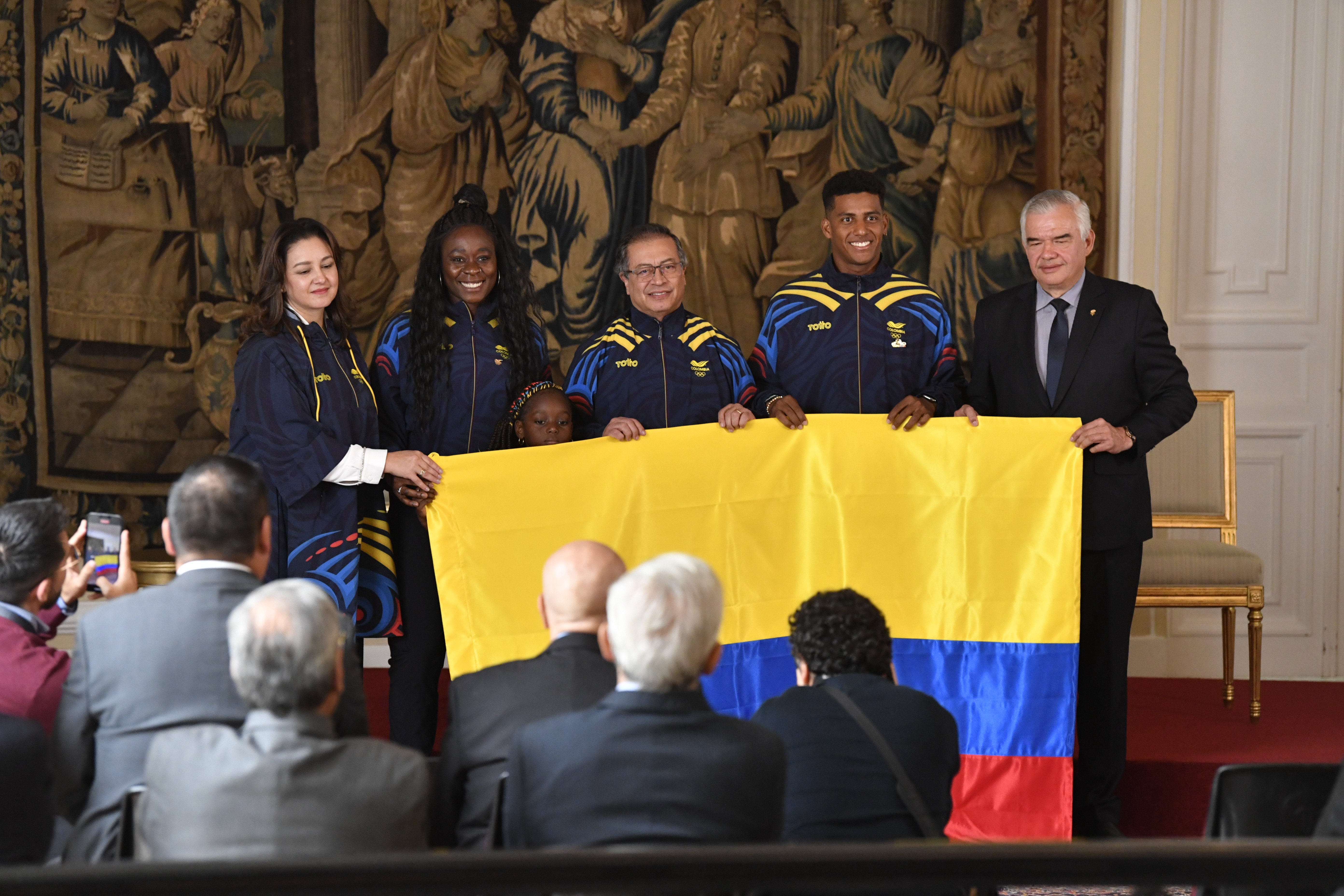 Presidente de la república durante acto de entrega de la bandera a los deportistas que harán presencia en los juegos olímpicos del 2024