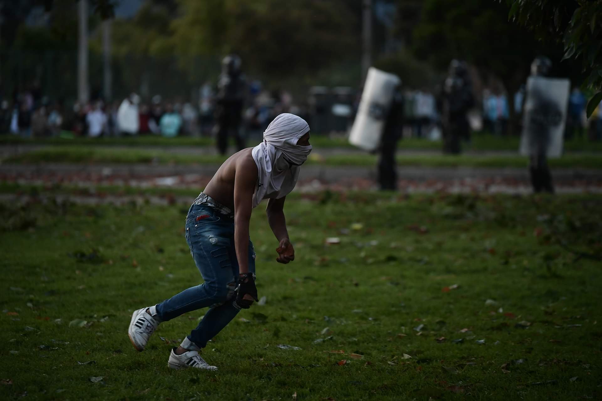 Luego de que la alcaldesa de Bogotá y el presidente estuvieran presentando el proyecto de la segunda línea del Metro, el caos se apoderó de Suba. Denuncias por abusos policiales, violencia contra la prensa y actos vandálicos se reportaron en la tarde de este martes.