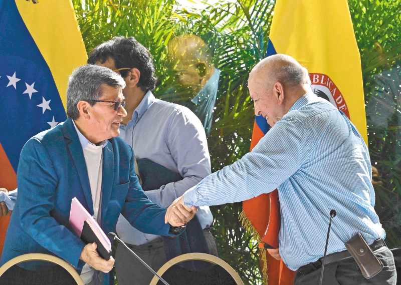 El jefe de la delegación del Gobierno, Otty Patiño (a la derecha), con su contraparte, Pablo Beltrán, del Eln.