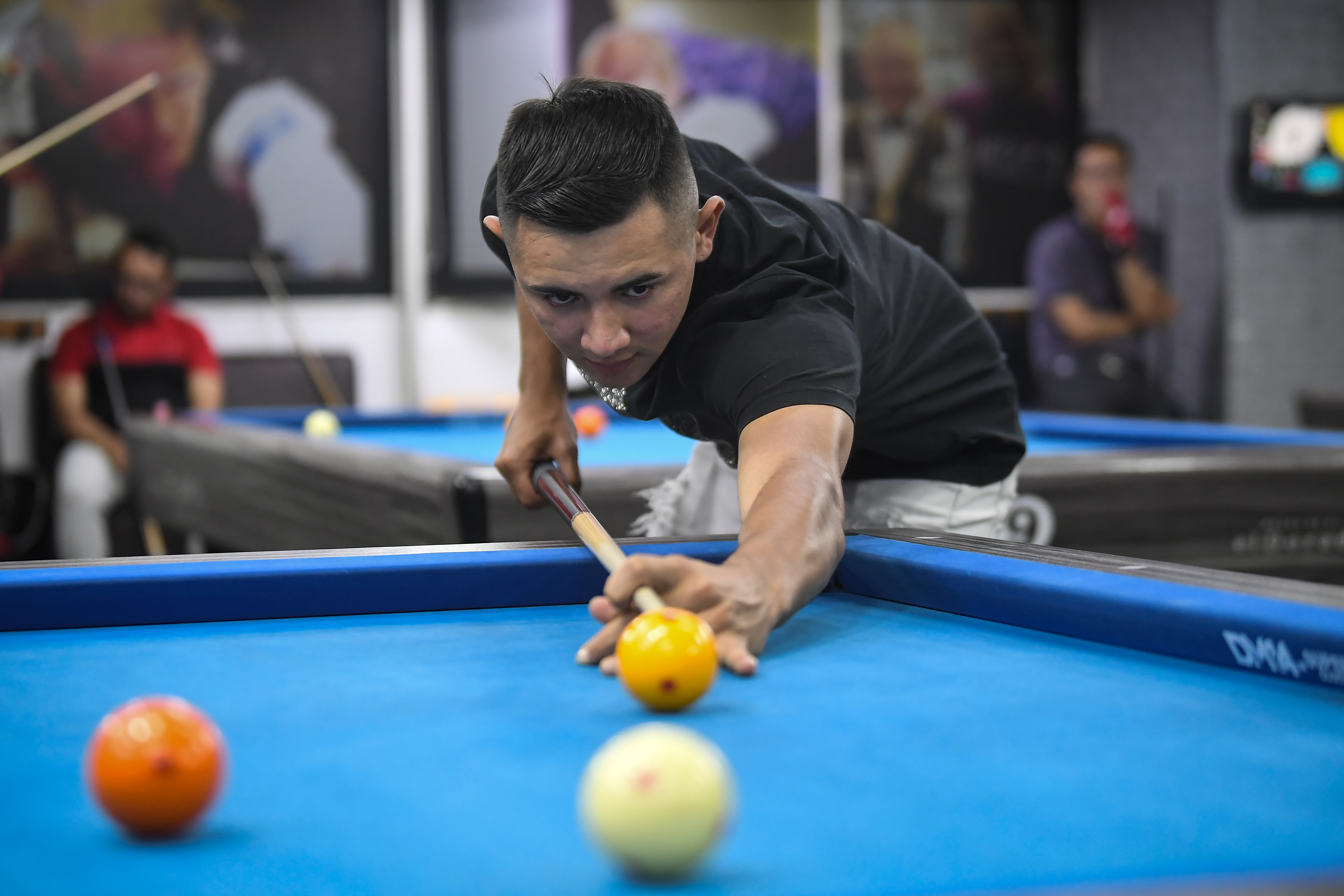 La jugada a tres bandas que amenaza a los clubes de billar de Bogotá
