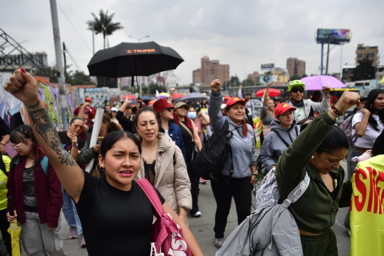 Miles de personas participaron en la marcha del magisterio en Bogotá, que recorrió importantes vías de la ciudad en medio de consignas en defensa de la educación pública.