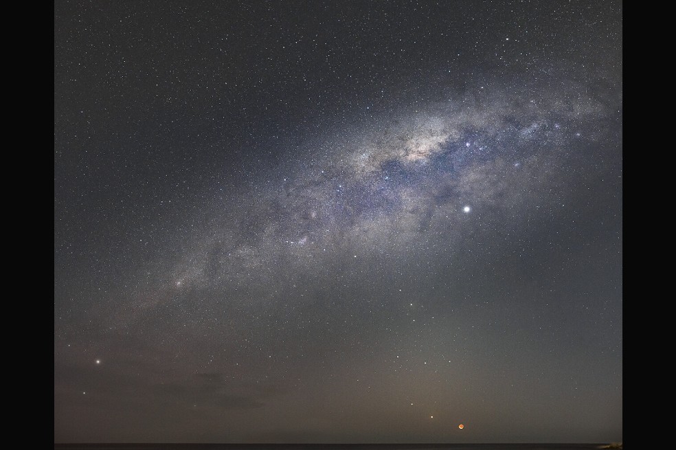Categoría joven: después de la puesta del sol, el fotógrafo pudo plasmar la puesta de la luna, Venus, Mercurio, la estrella Antares, Júpiter y Saturno.