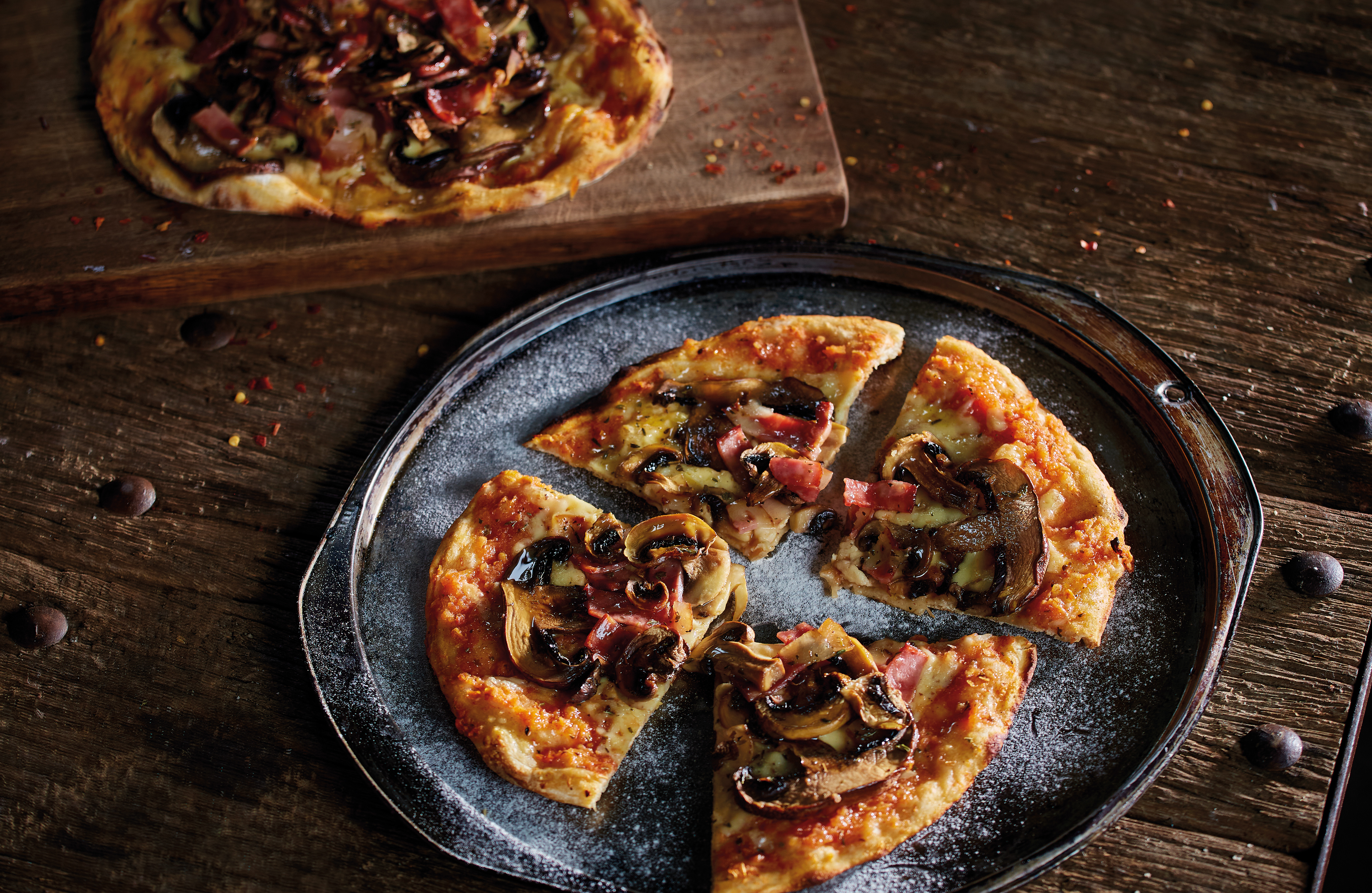 Deliciosa pizza de champiñones y tocineta. Prepárala en casa
