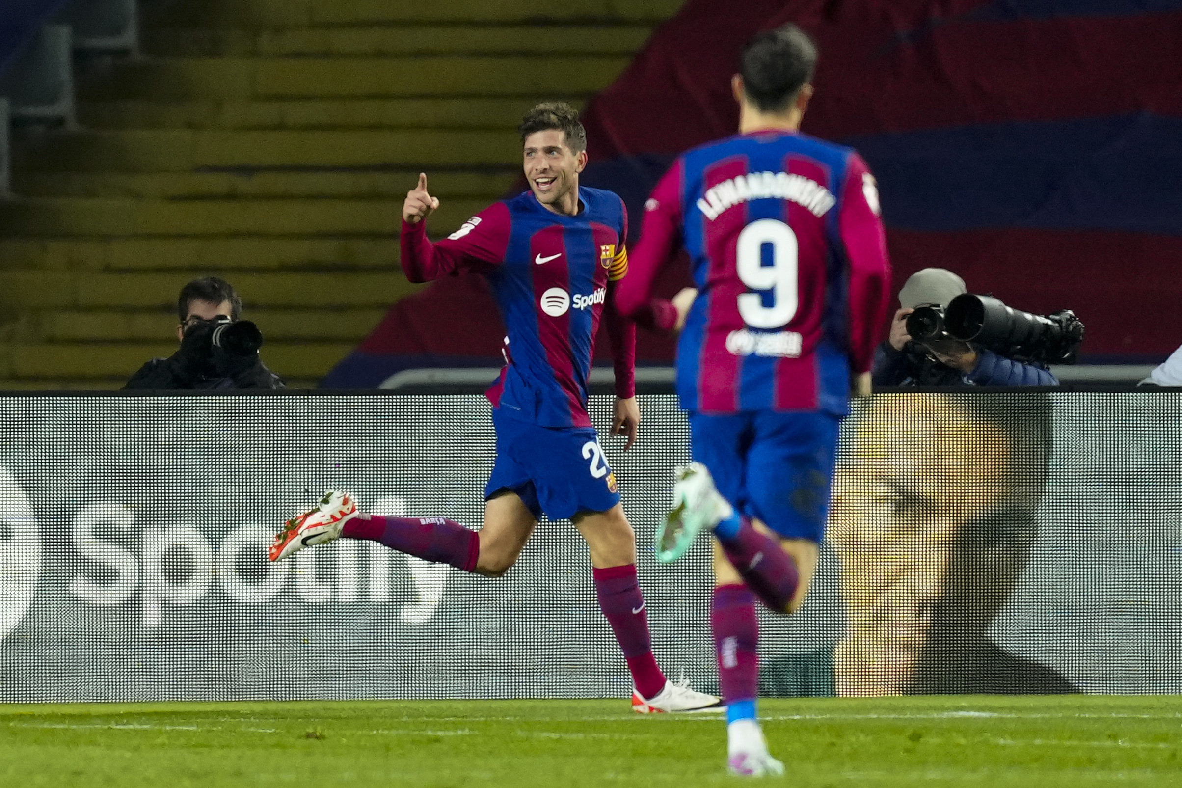 Vea los goles de la victoria agónica de Barcelona frente a Almeria en España