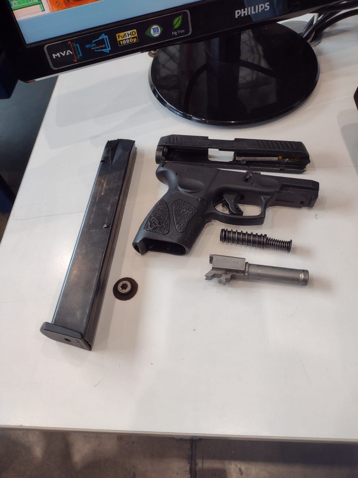 Una segunda ronda de hallazgos de armas en el aeropuerto El Dorado.