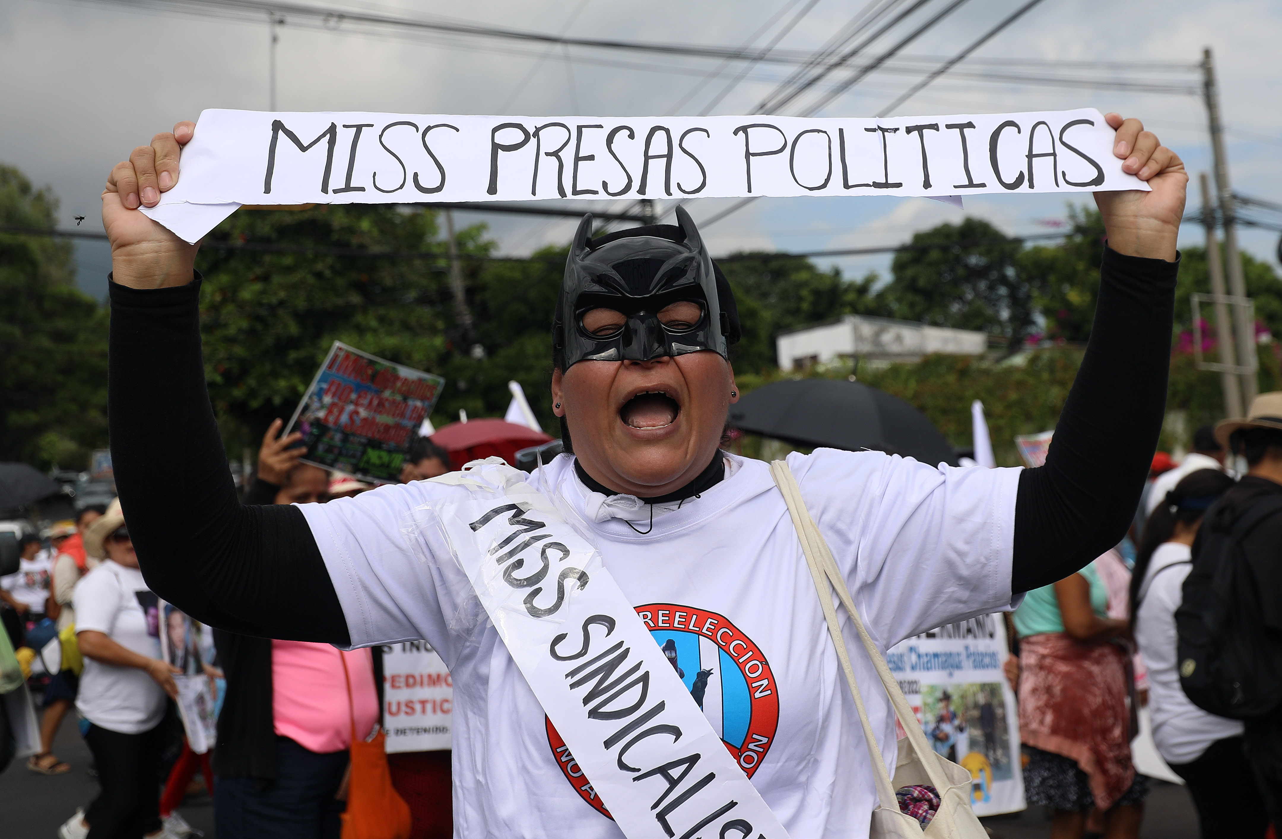 El Salvador: acusan al Gobierno de “maquillar” atropellos usando el Miss Universo