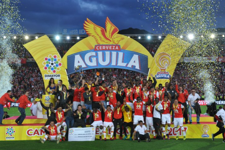 Santa Fe levantó este domingo en El Campín su tercer trofeo de la Superliga. / Gustavo Torrijos