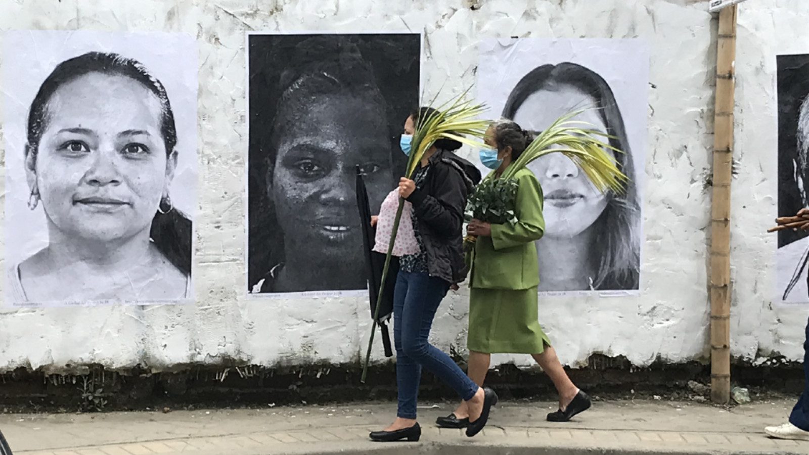 Los empapelados de la crónica fotográfica "El poder de la identidad híbrida" en Popayán alcanzaron a permanecer hasta el inicio de la Semana Santa.