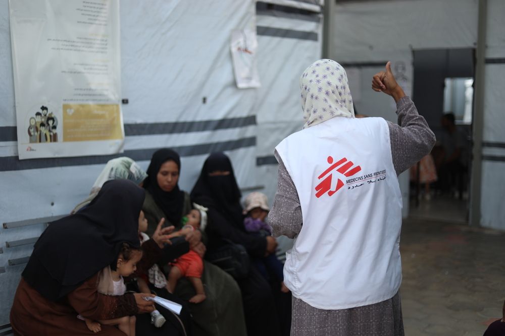 Una educadora de salud de MSF coordina una sesión de concienciación sobre la desnutrición, explicando cómo identificar sus señales, tratarla y asegurar un seguimiento adecuado para los niños, niñas y madres afectadas