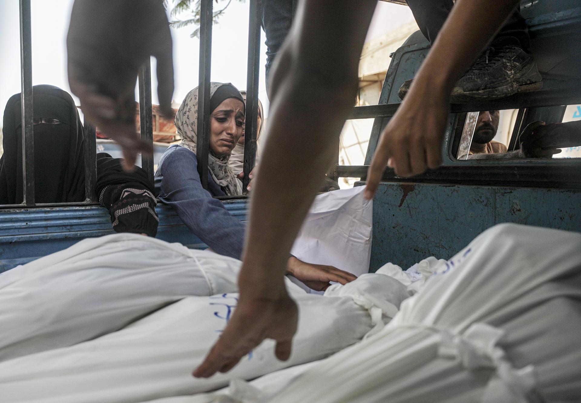 Israel mata a una periodista embarazada y toda su familia con bombardeo en Gaza