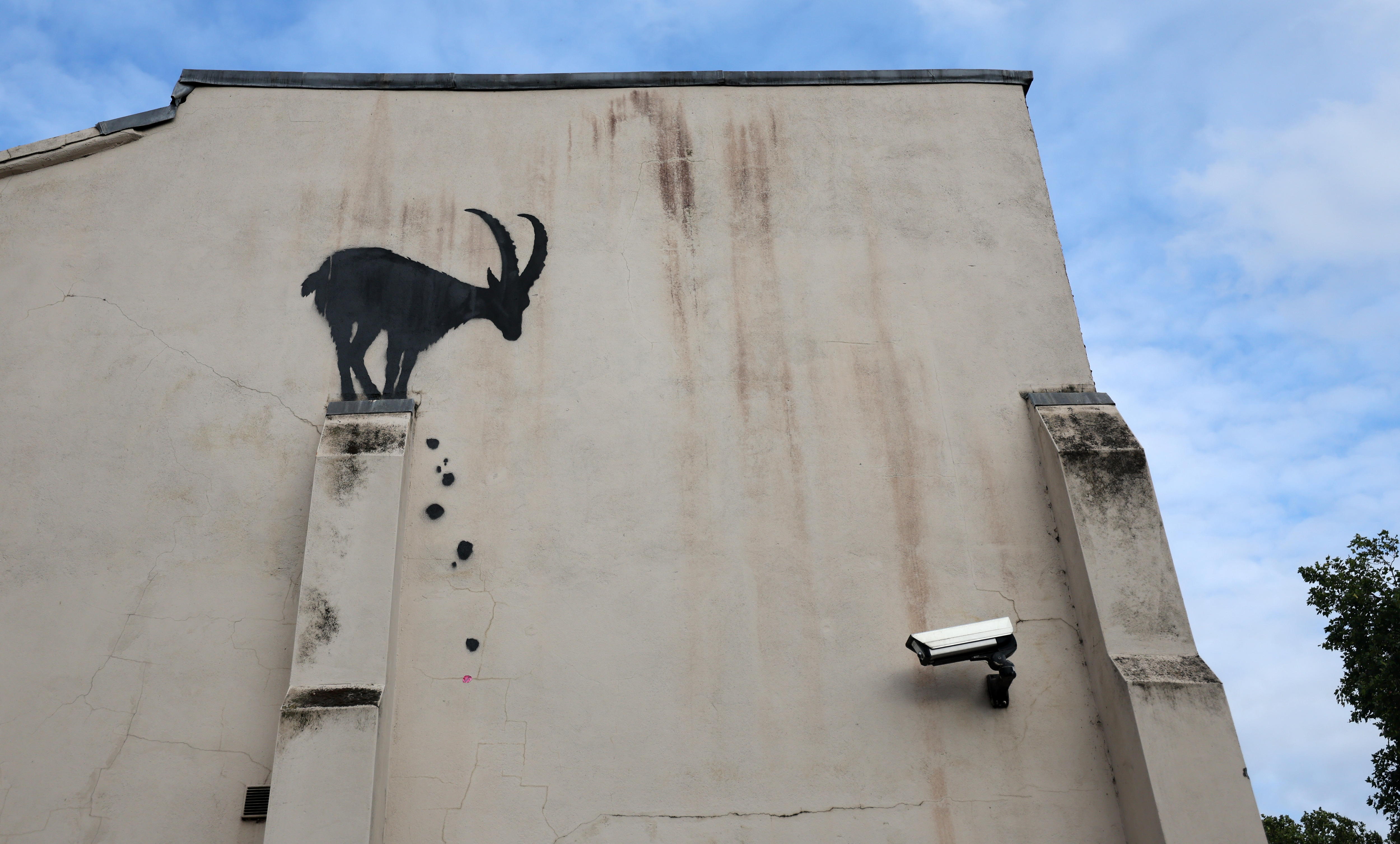 London (United Kingdom), 05/08/2024.- A new artwork depicting a goat by British anonymous street artist Banksy on the side of a home in Kew, south west London, Britain, 05 August 2024. Banksy posted a picture of the artwork on his his social media account. (Reino Unido, Londres) EFE/EPA/ANDY RAIN