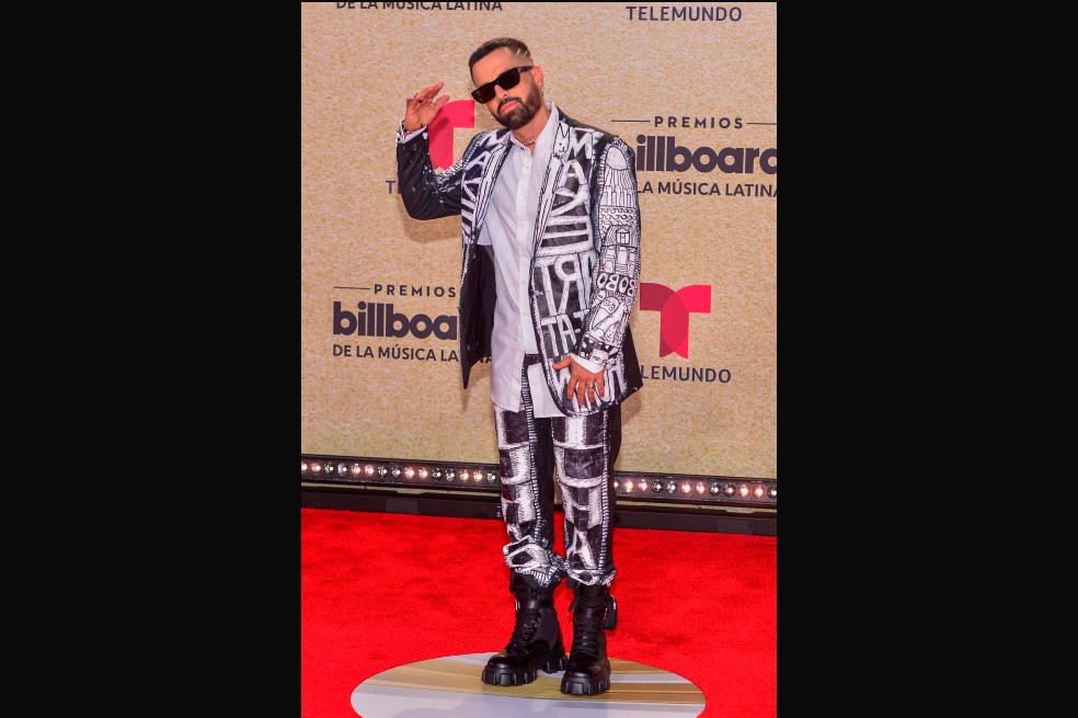 El cantante colombiano Mike Bahía posa en la alfombra roja de los Premios Billboard de la Música Latina este jueves en el Watsco Center en Miami.