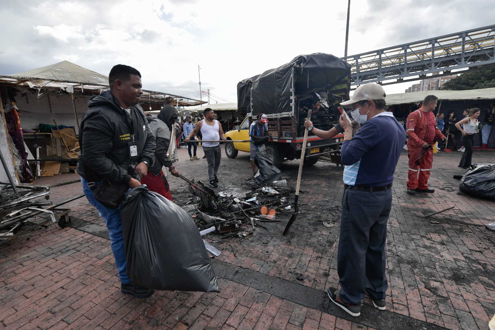 Autoridades investigan incendio en casetas de vendedores ambulantes en Suba