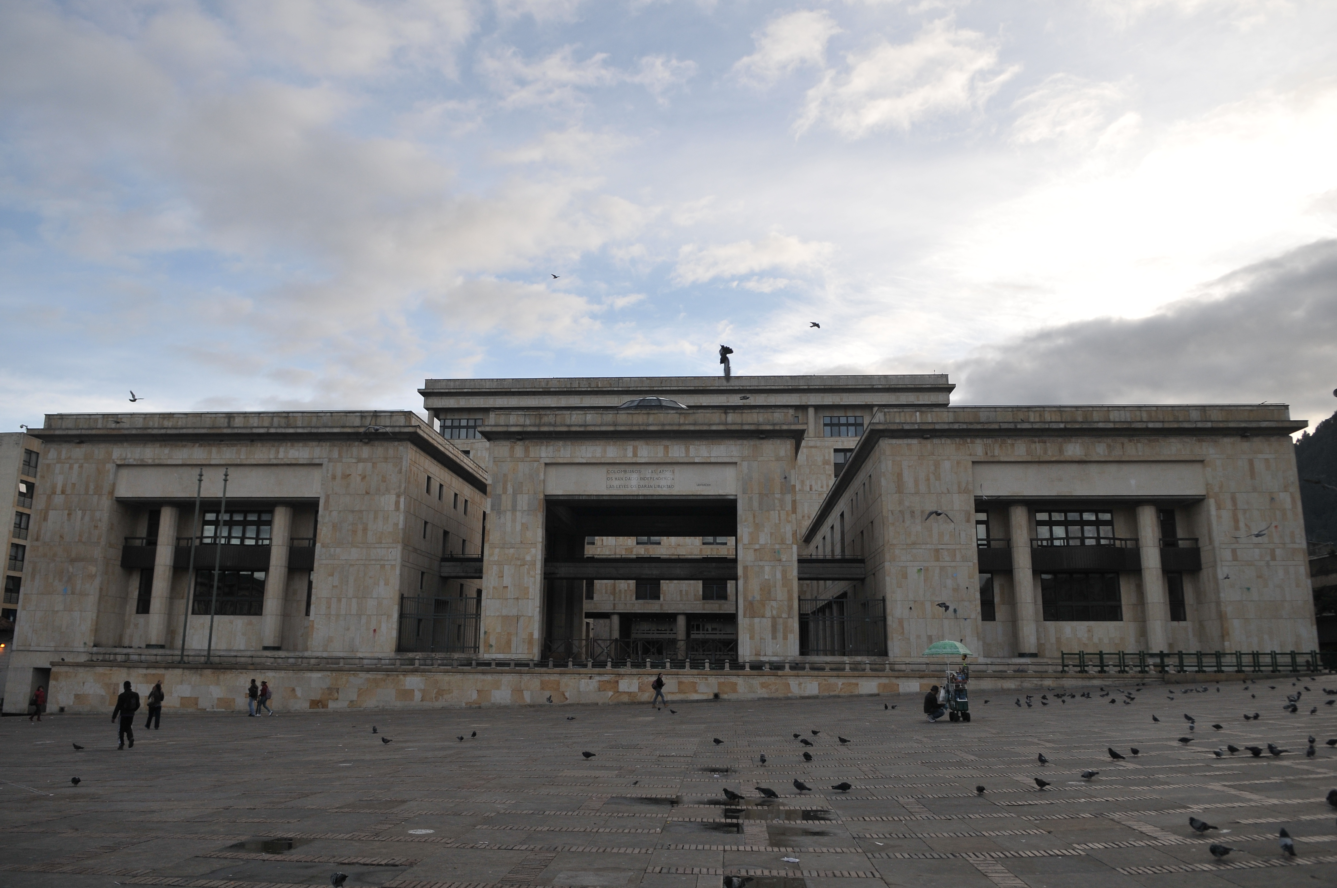 Fachada de este edificio ubicado en la Plaza de Bolívar en la ciudad de Bogotá
