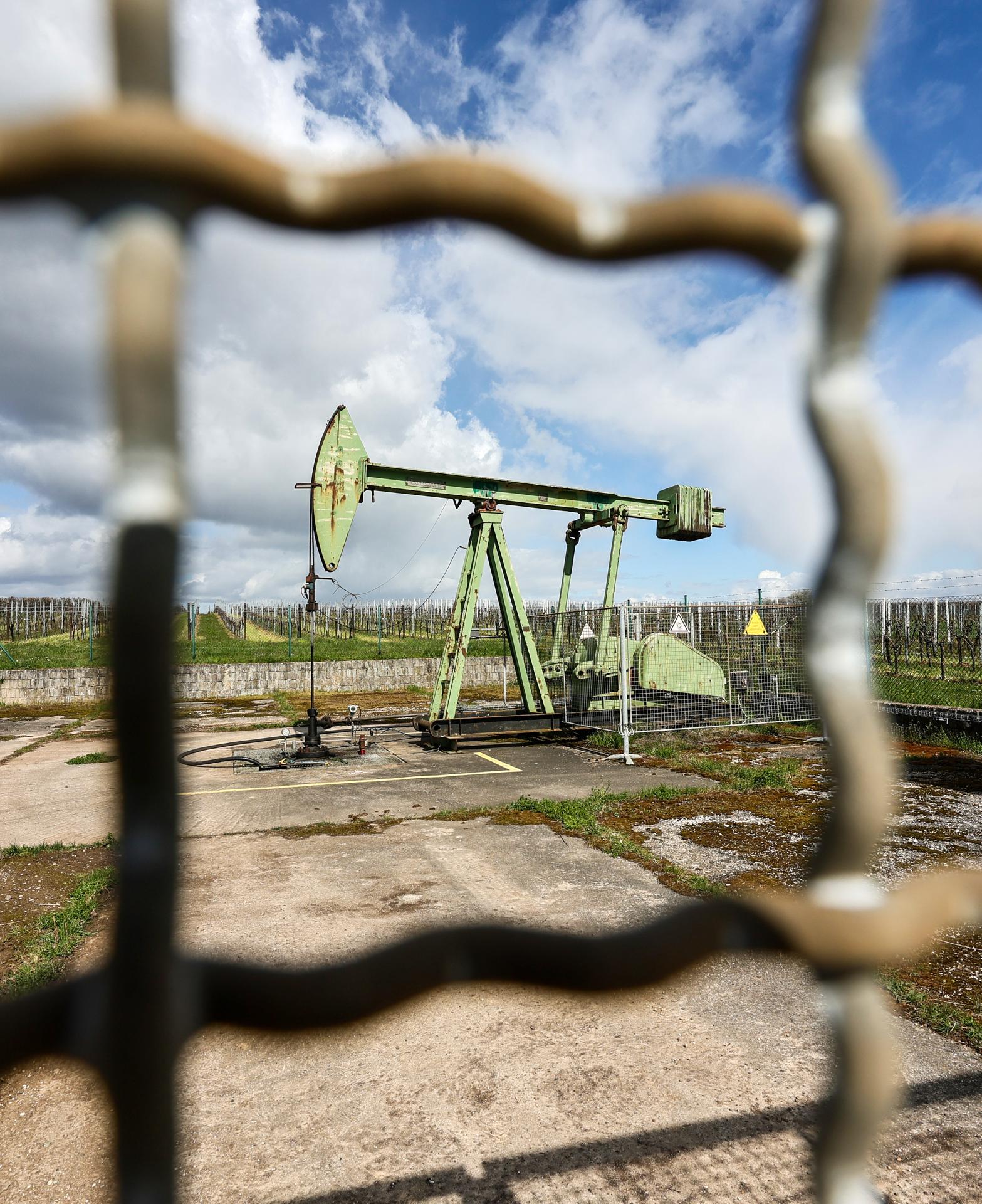 Por tensiones en el estrecho de Ormuz, el petróleo cierra con leve alza