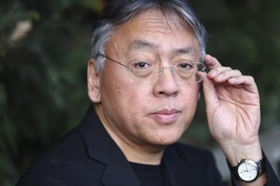 El Nobel Ishiguro escribe el guion de “Living”, remake de un clásico de Kurosawa