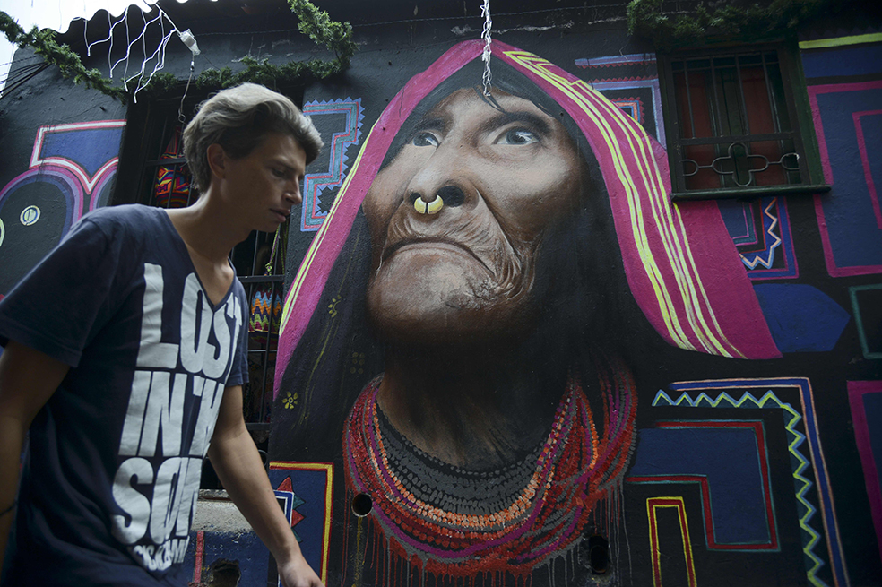 Murales de paz adornan las calles de Bogotá
