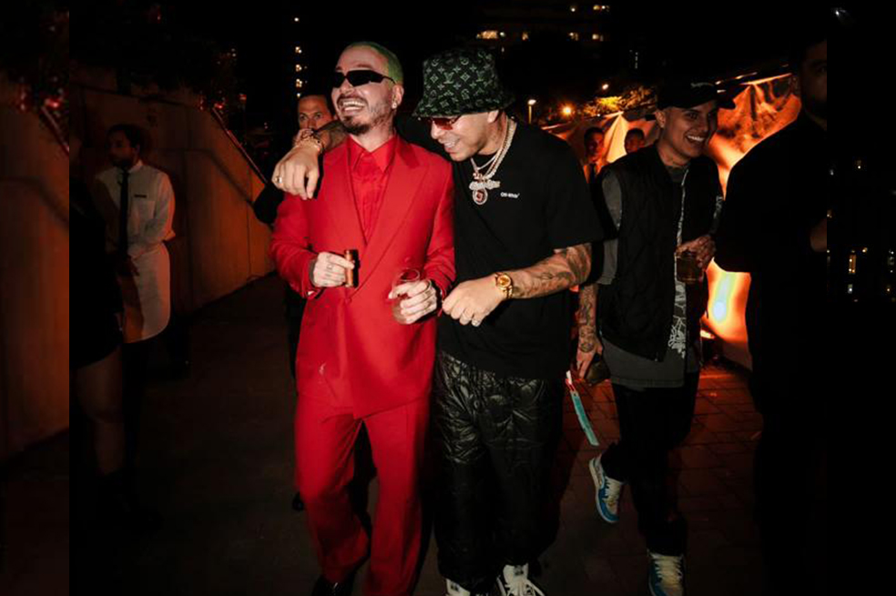 J Balvin camina con Ryan Castro, quien cantó para el cumpleañero