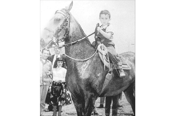 Álvaro Uribe mostró desde muy pequeño su afición por los caballos. En la foto tiene 4 años.