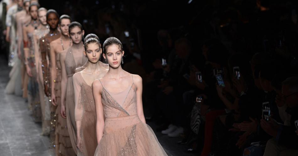 Valentino deslumbra en París con sus bailarinas