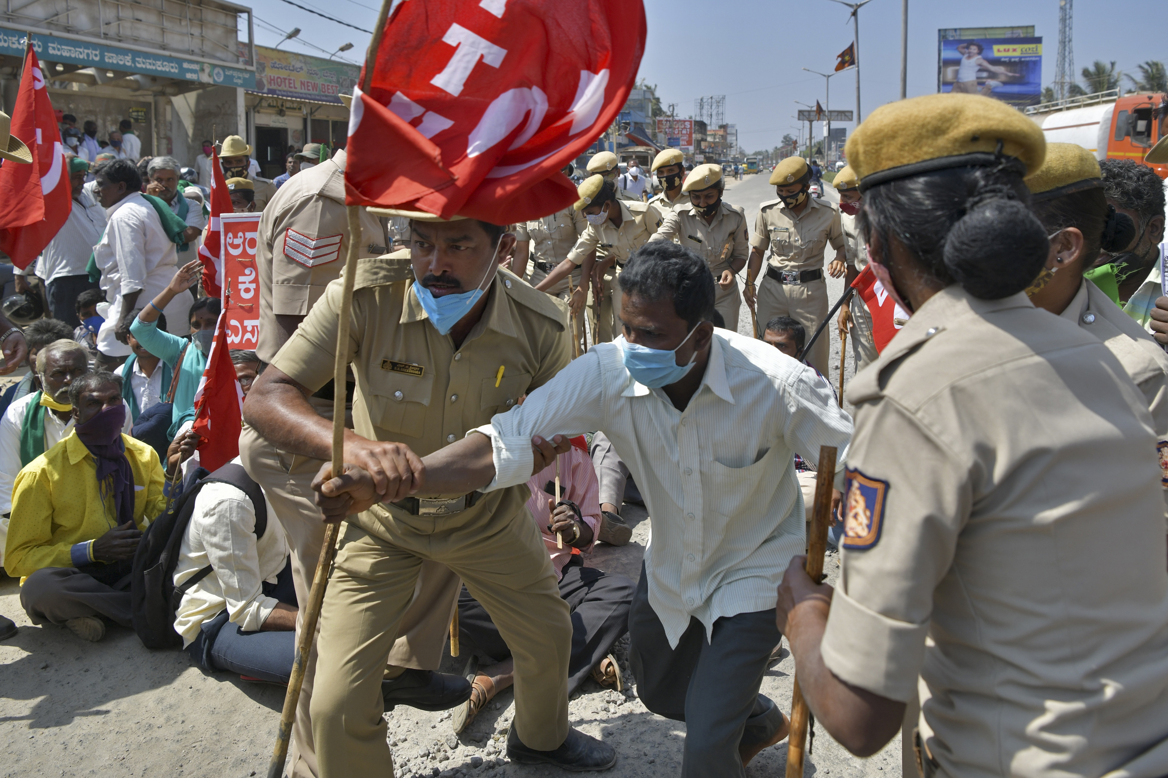 En fotos: protesta campesina en India corta las principales carreteras del país