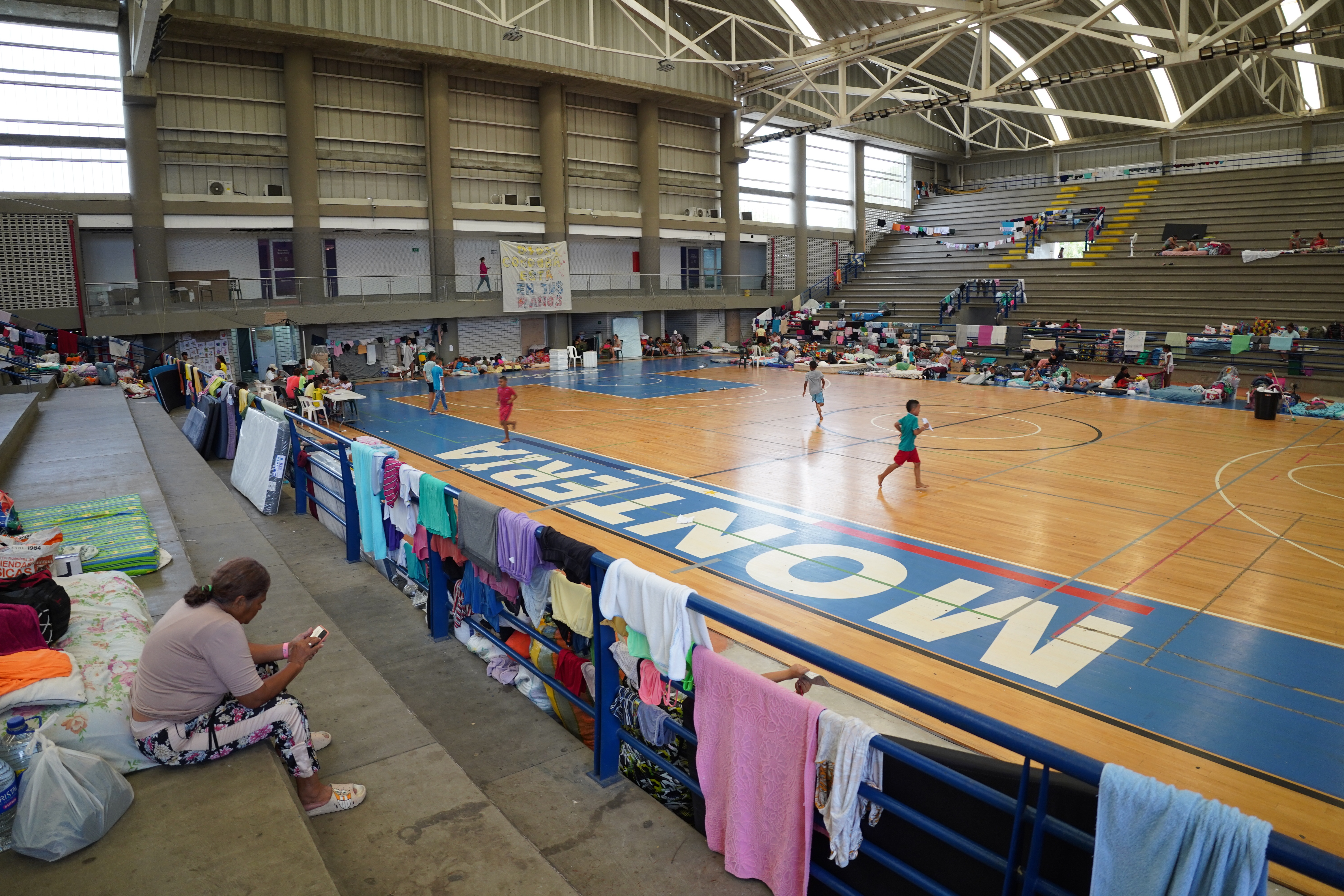Interior del Coliseo Miguel “Happy” Lora, de Montería, donde actualmente hay más de 300 personas.