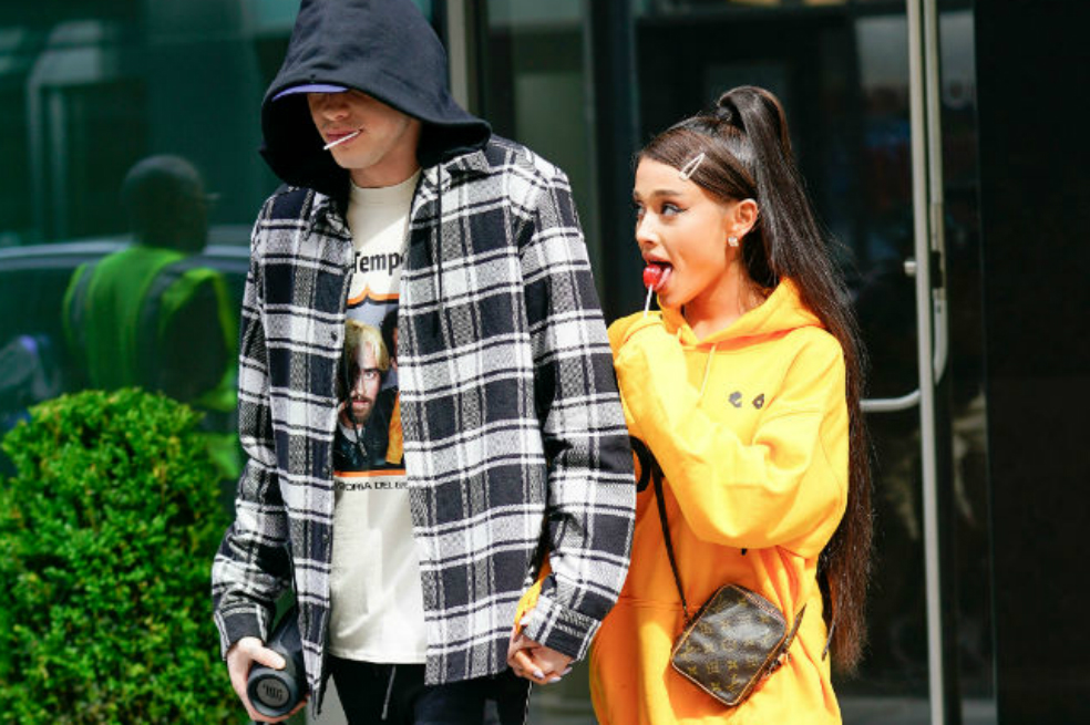 Pete Davidson habla sobre su compromiso con Ariana Grande