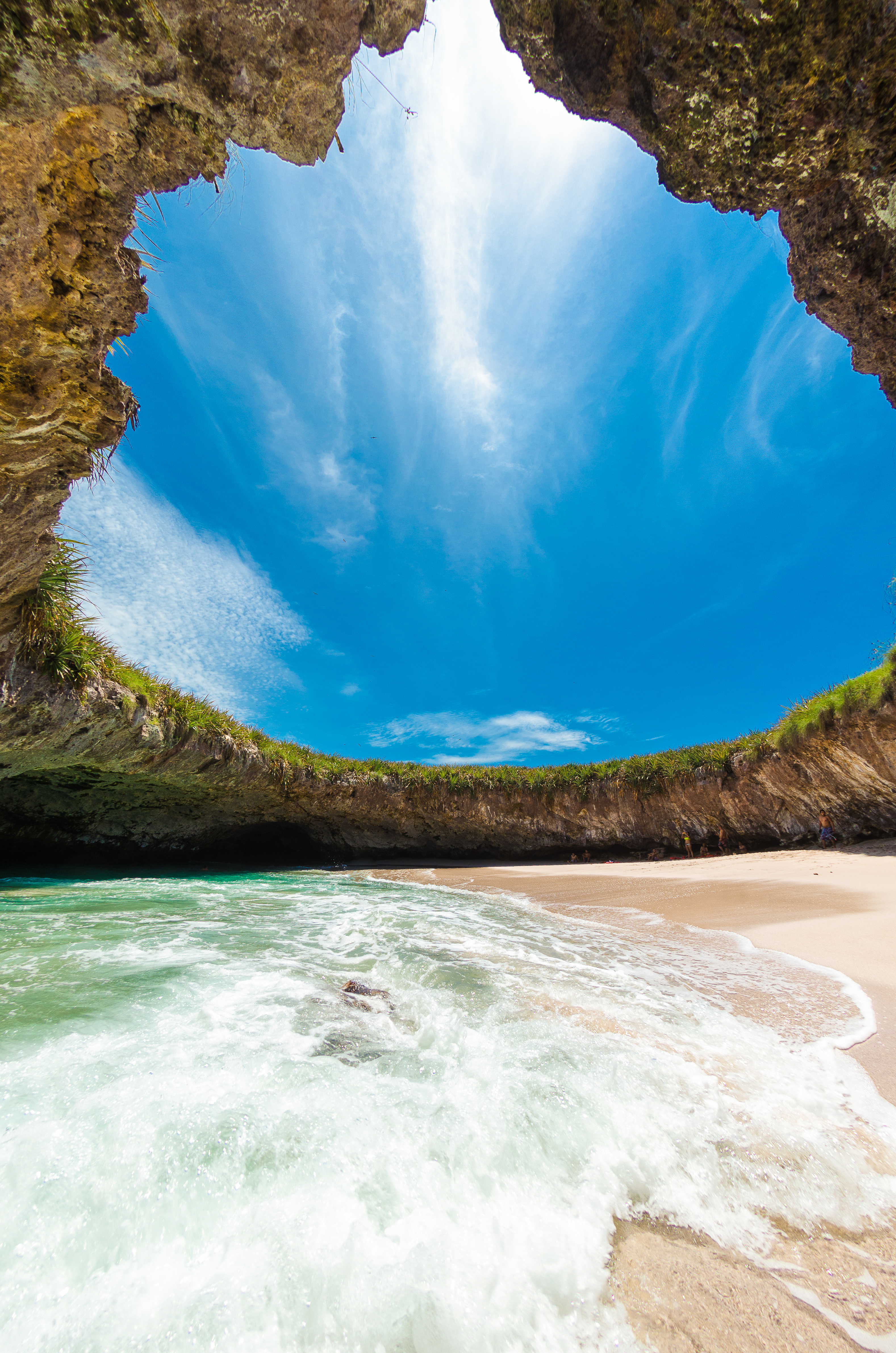 Playa del amor en  Puerto Vallarta
Ubicada en el estado de Jalisco, Puerto Vallarta quedó fuera del plan elaborado por el Fondo Nacional de Fomento al Turismo. Sin embargo, gracias a su belleza e infinitas posibilidades, se ha convertido en la segunda zona económica más importante del estado y uno de los principales destinos turísticos de México. 
La playa del amor es uno de los puntos que más visitas atrae, siendo el lugar preferido de las parejas para fotografiar sus muestras de afecto infinito.