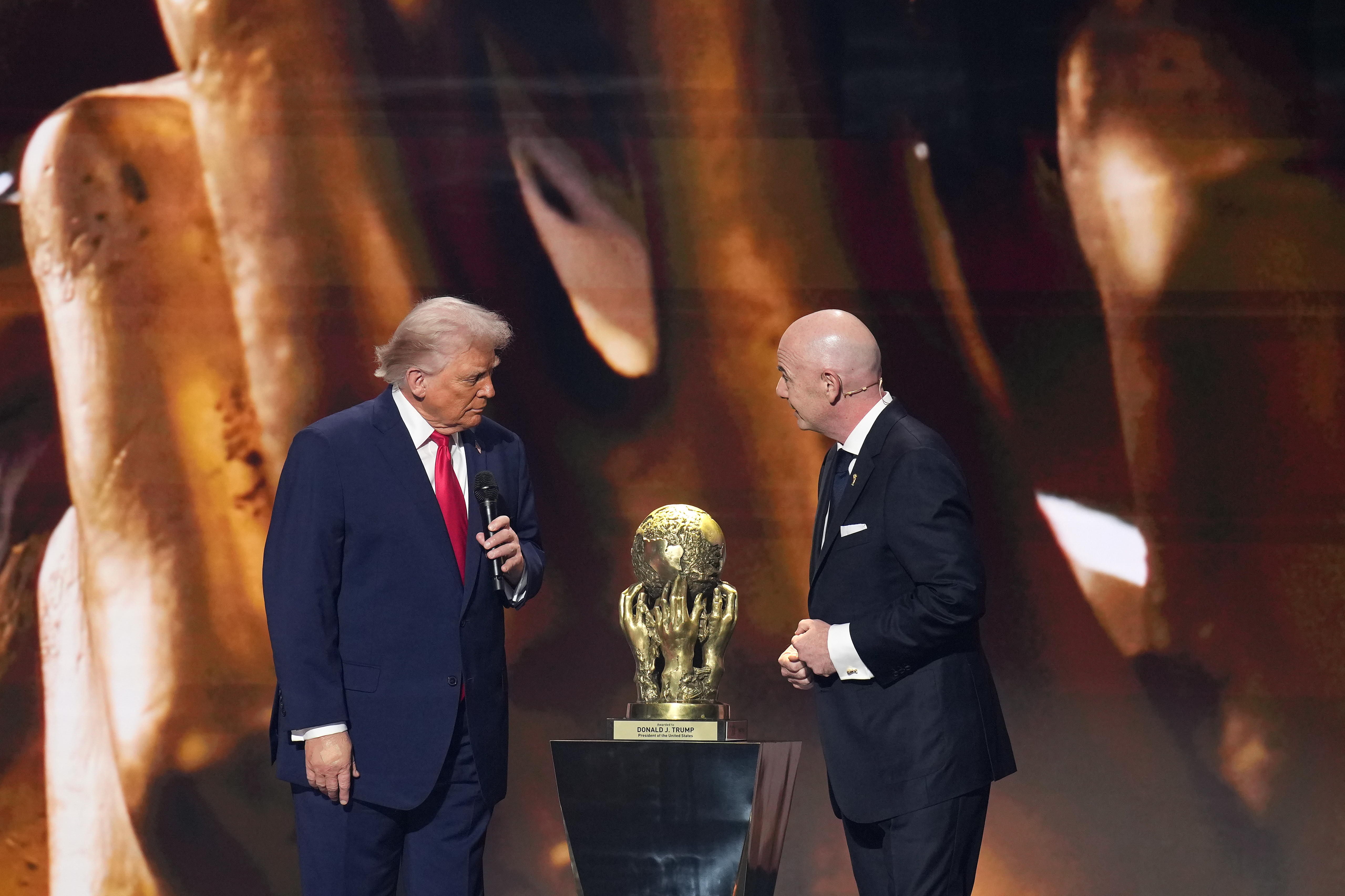 El presidente Donald Trump recibe el Premio de la Paz de la FIFA de manos del presidente de la FIFA, Gianni Infantino, durante el sorteo oficial de la Copa Mundial de la FIFA 2026 en Washington, D.C., el 5 de diciembre. Fotógrafo: Andrew Harnik/Getty Images