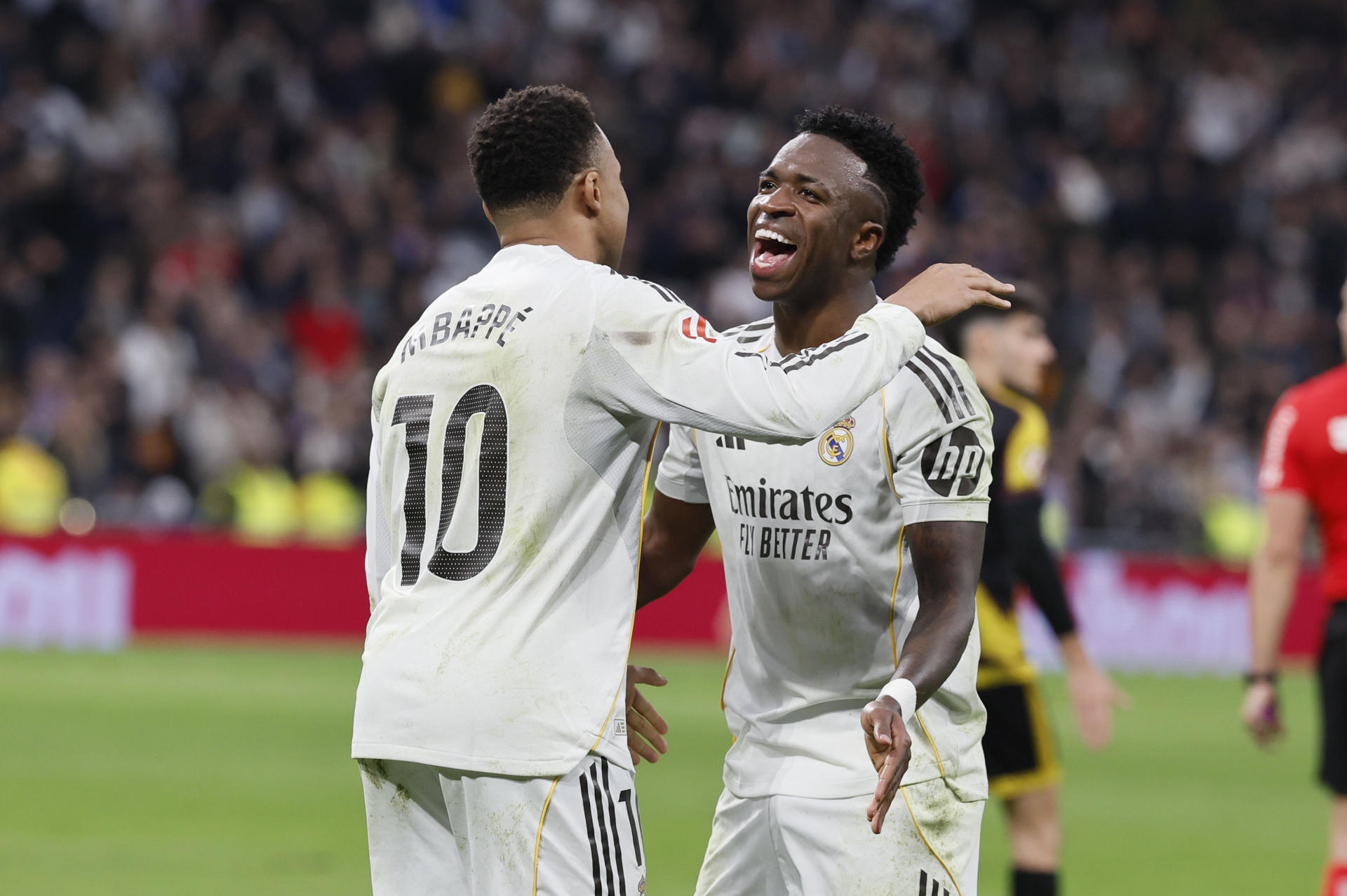 MADRID, 01/02/2026.- El delantero del Real Madrid Kylian Mbappé (i) celebra con Vinícius Jr (d) tras marcar el 2-1 durante el partido de LaLiga que enfrenta al Real Madrid y al Rayo Vallecano, este domingo, en el Santiago Bernabéu. EFE/ Ballesteros
