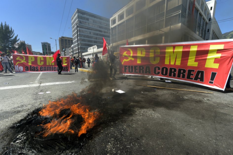 En medio del debate, varios encapuchados protestaron frente al Congreso en Quito. / AFP