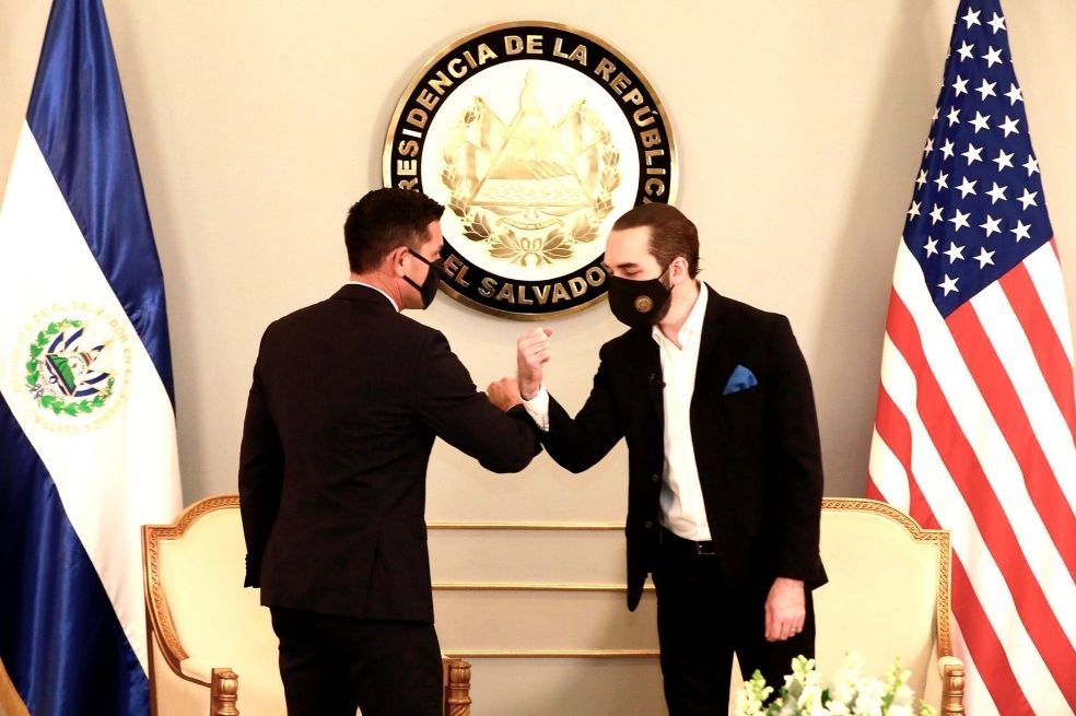 El Salvador comenzó a aplicar un controvertido acuerdo migratorio, ¿de qué trata?