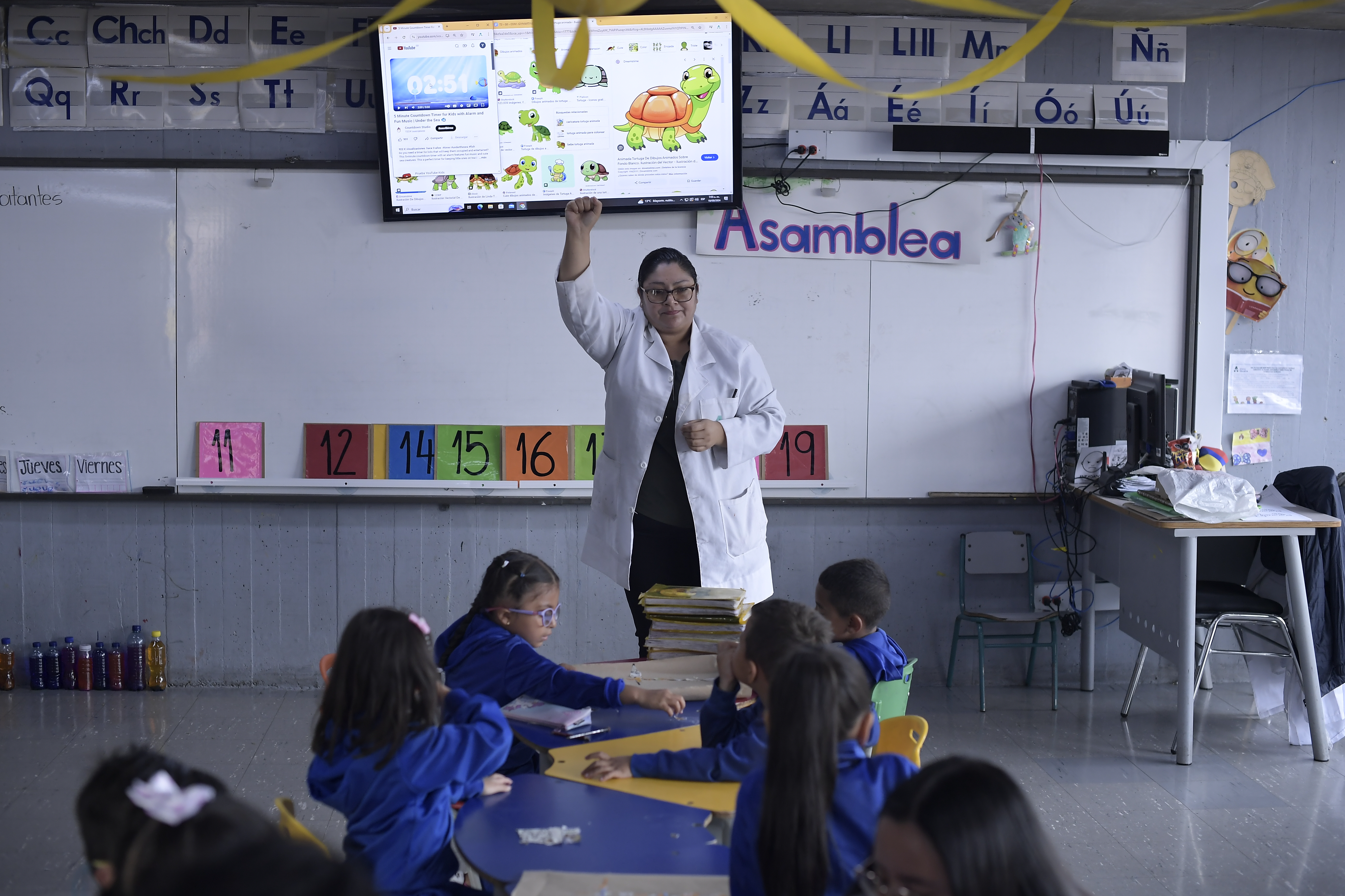 ¿A qué edad se pensiona un profesor en Colombia y cuánto recibe?